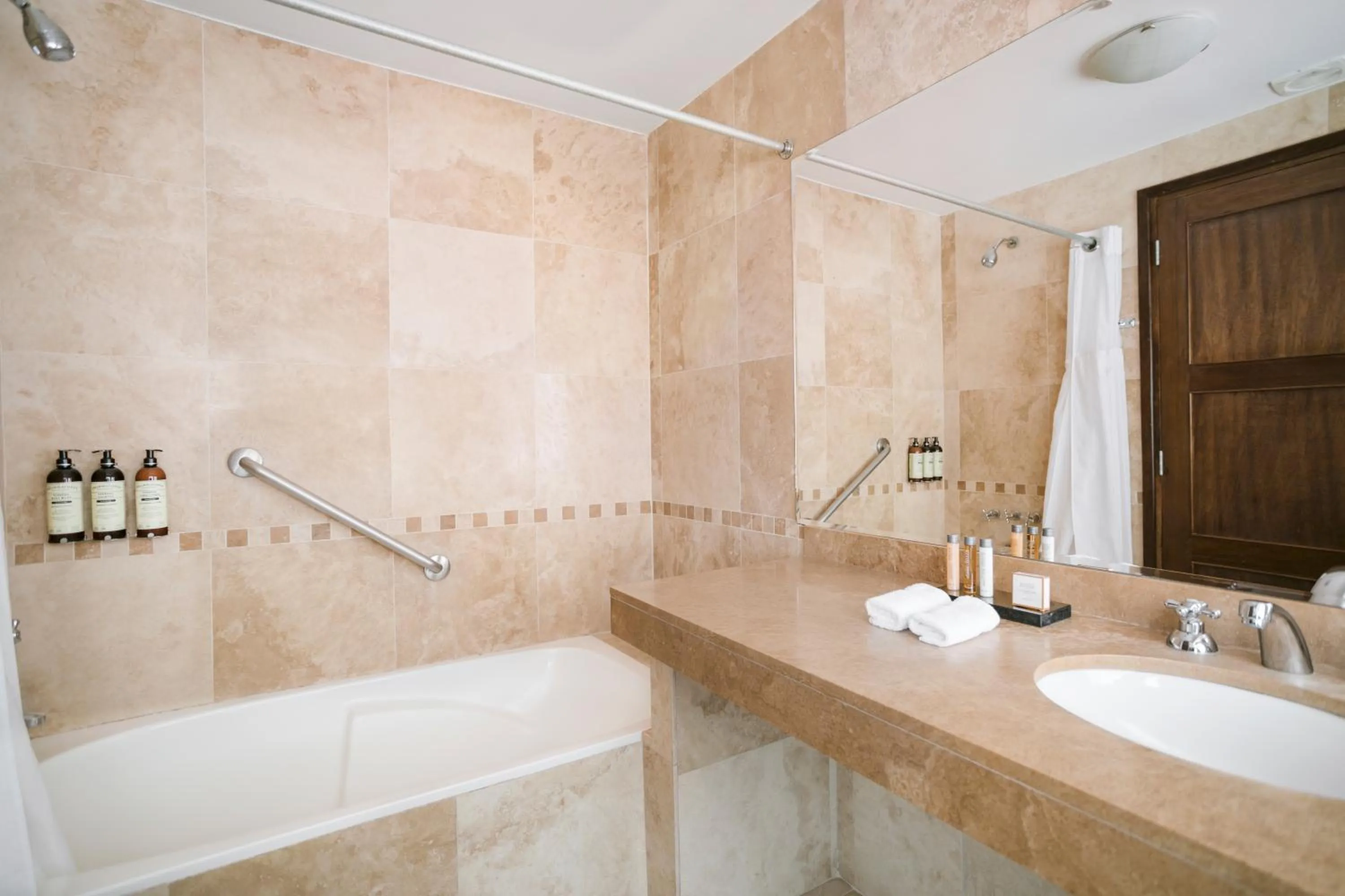 Shower in Wyndham Costa del Sol Cusco