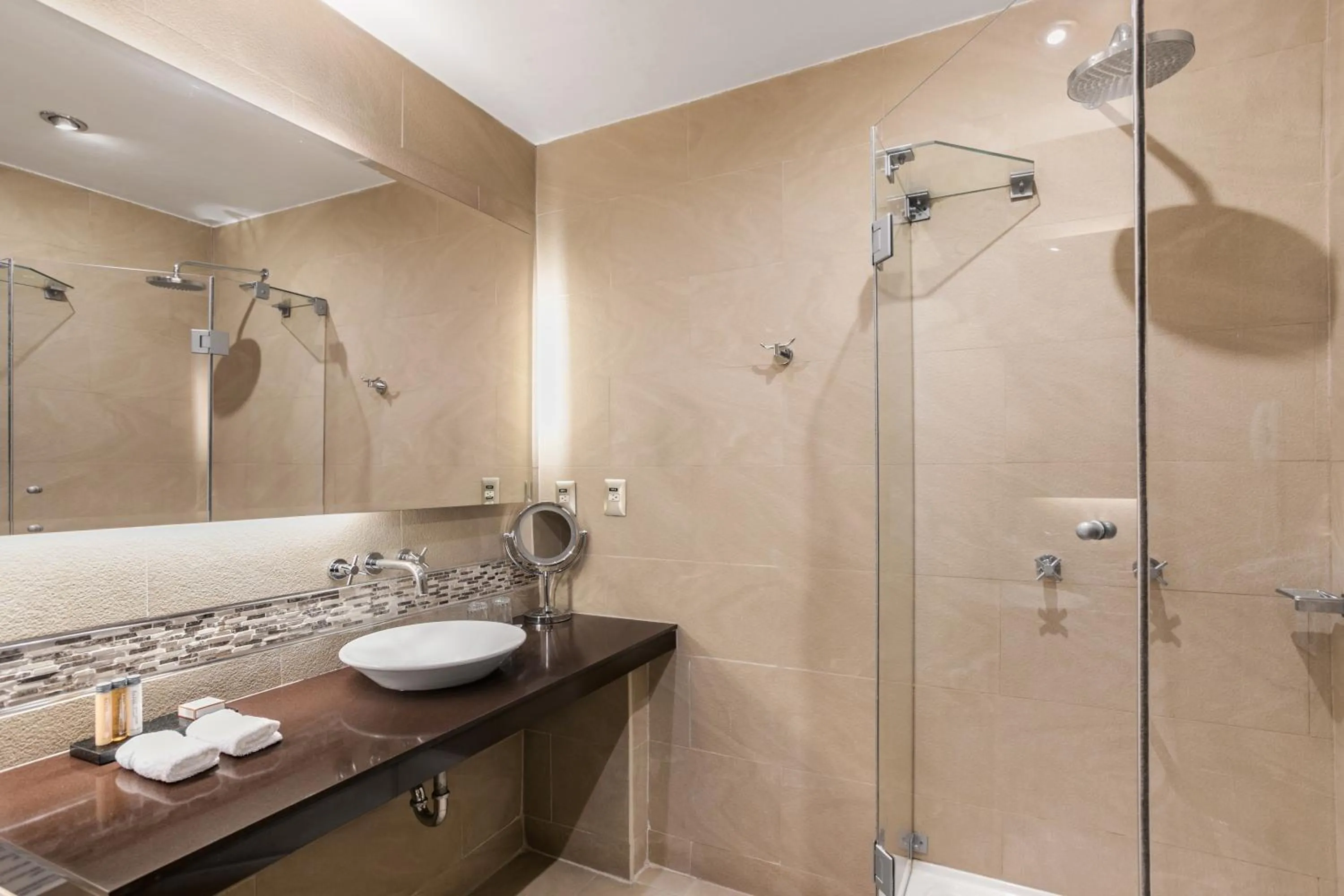 Shower in Wyndham Costa del Sol Cusco