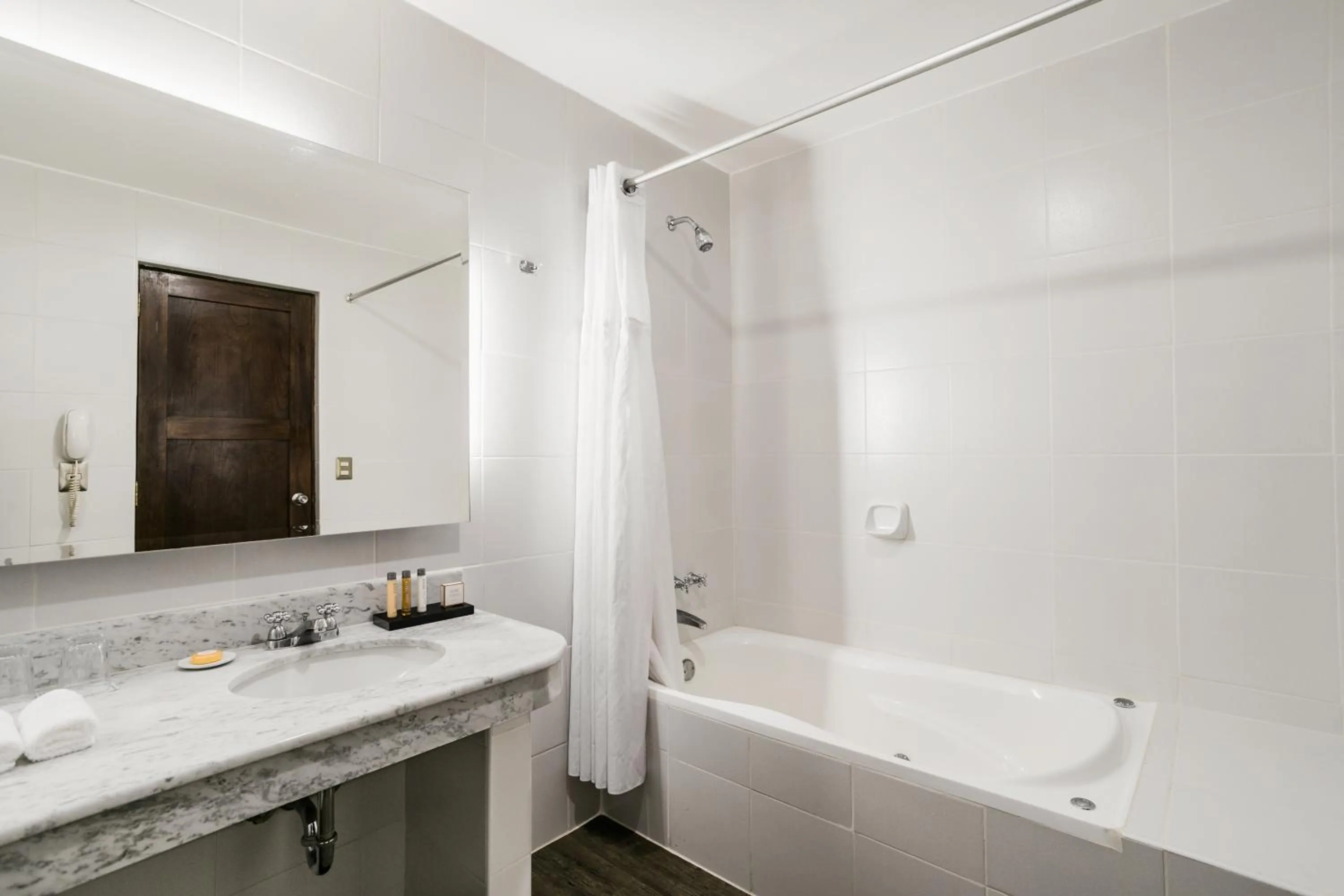 Shower in Wyndham Costa del Sol Cusco