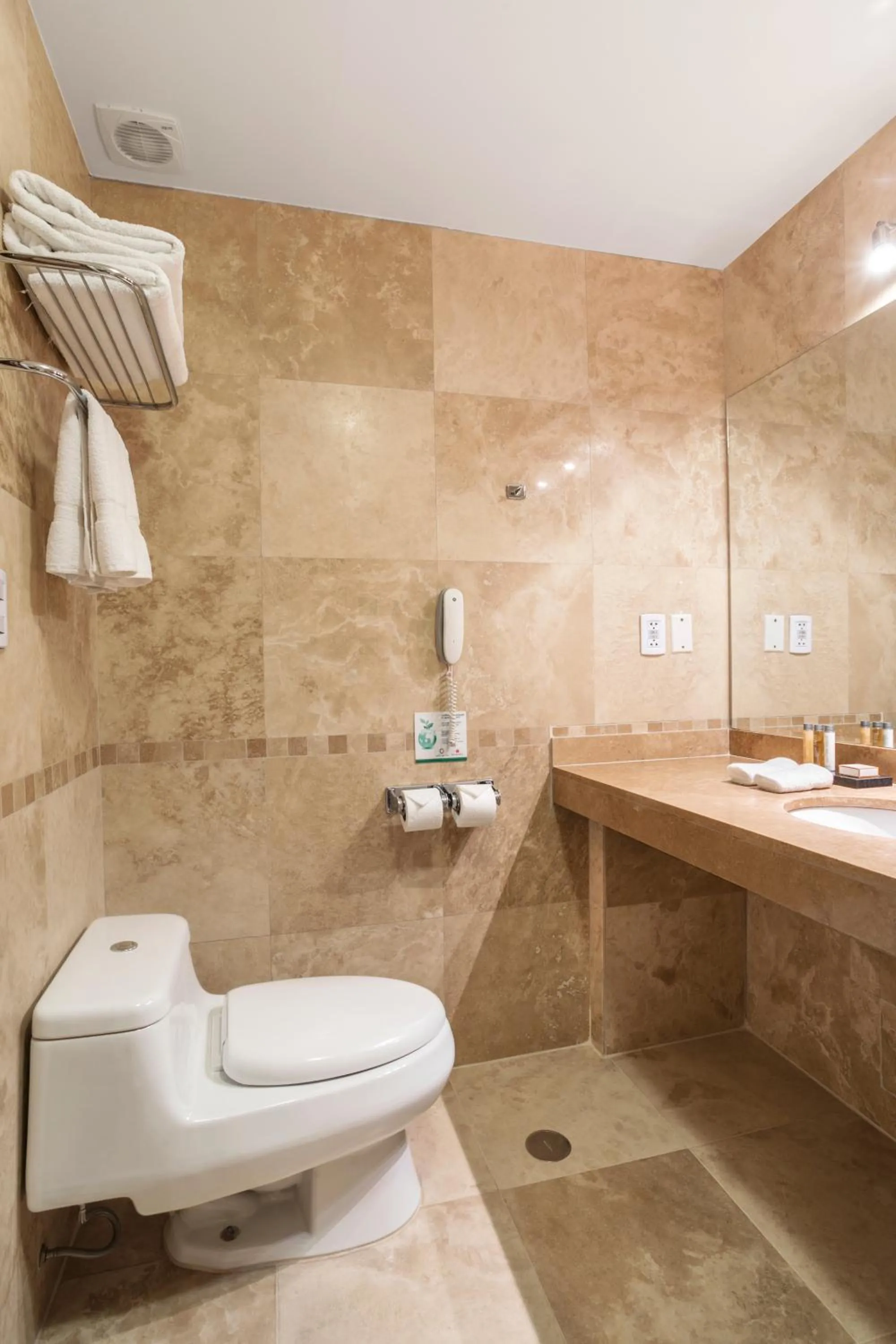 Shower in Wyndham Costa del Sol Cusco