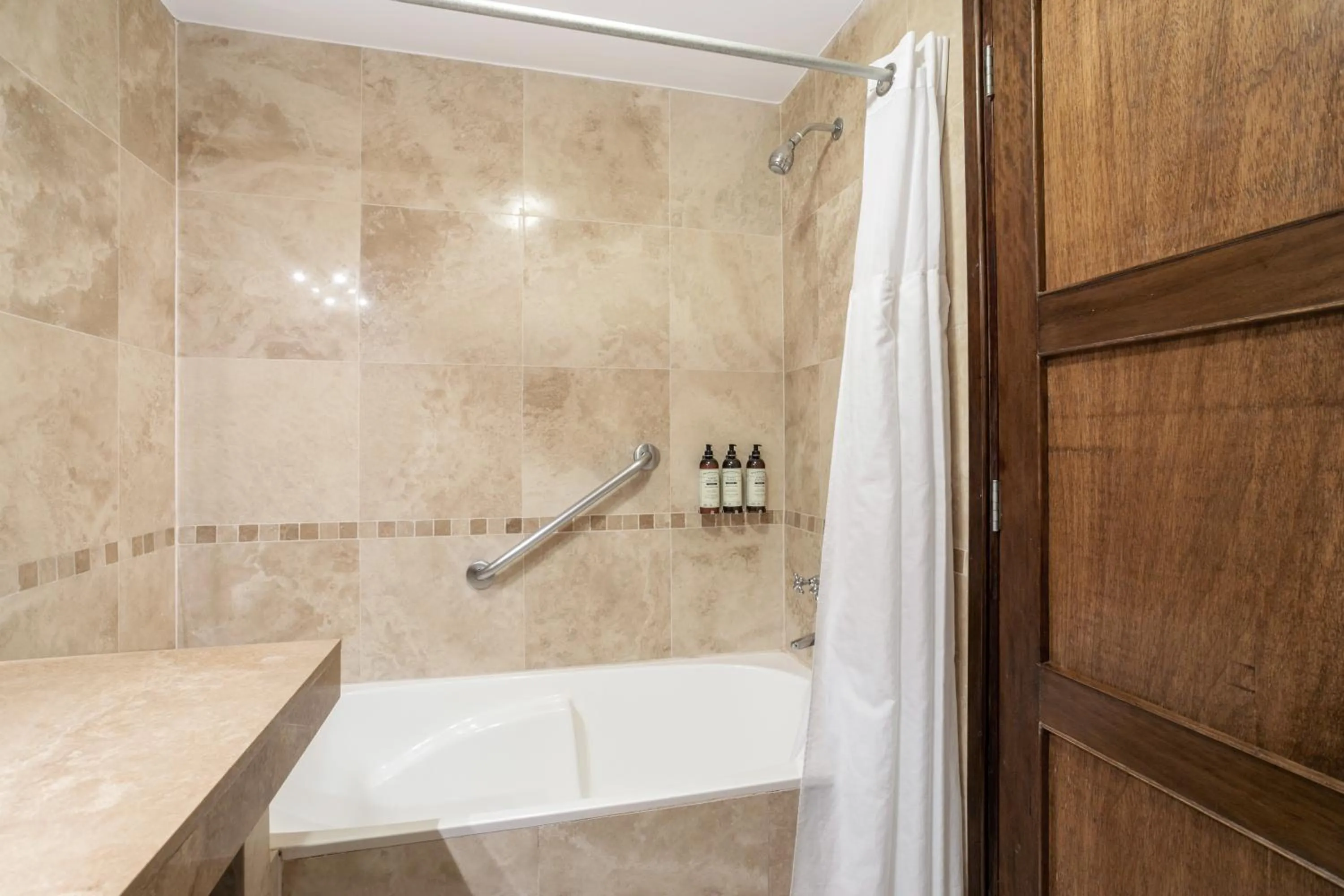 Shower in Wyndham Costa del Sol Cusco