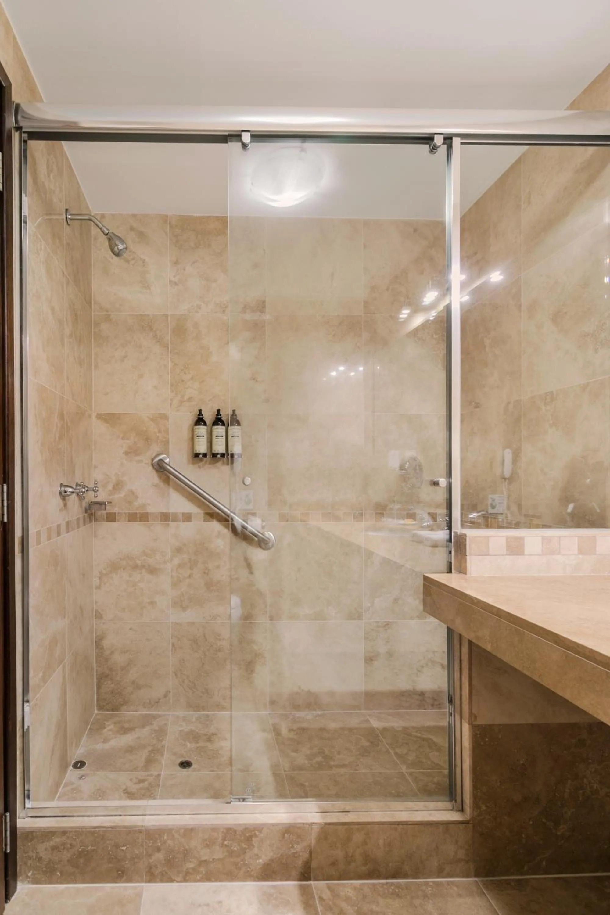 Shower in Wyndham Costa del Sol Cusco