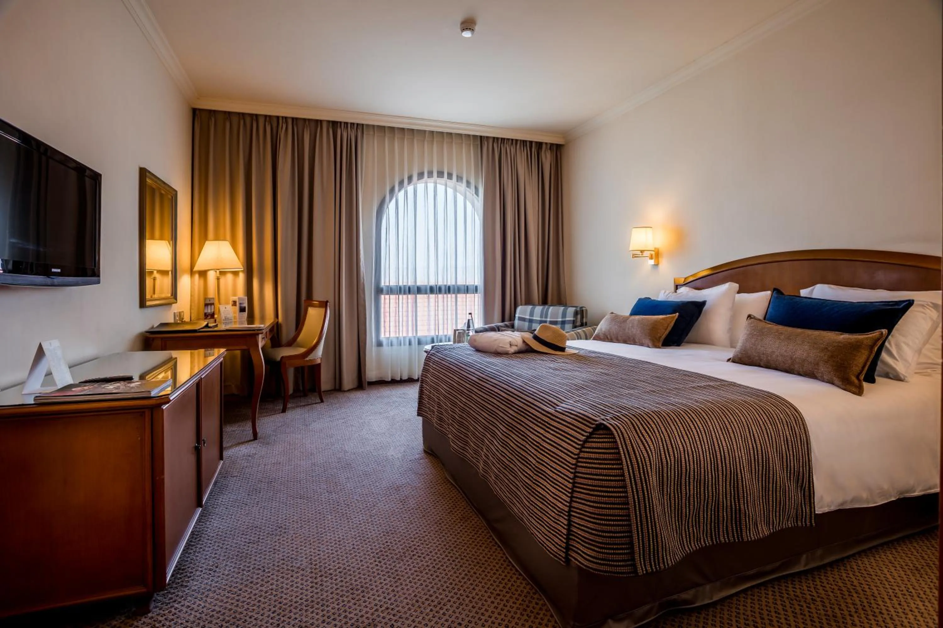 Photo of the whole room, Bed in The Scots Hotel