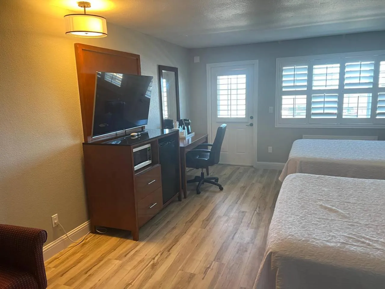 Guests, Bed in Pacific Coast Roadhouse - SureStay Collection by Best Western