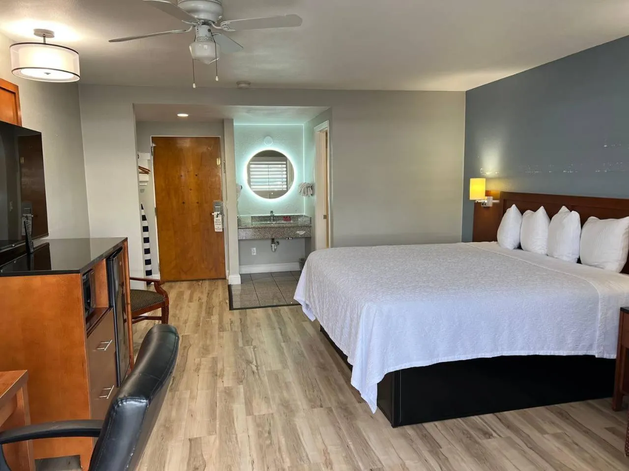 Bedroom, Bed in Pacific Coast Roadhouse - SureStay Collection by Best Western