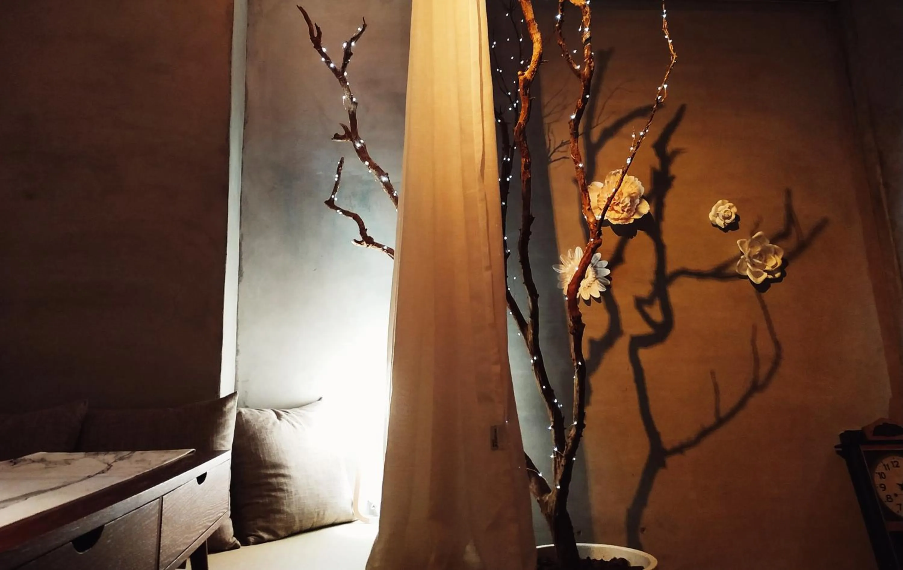 Alcoholic drinks, Bed in GOIN Old House & Bar