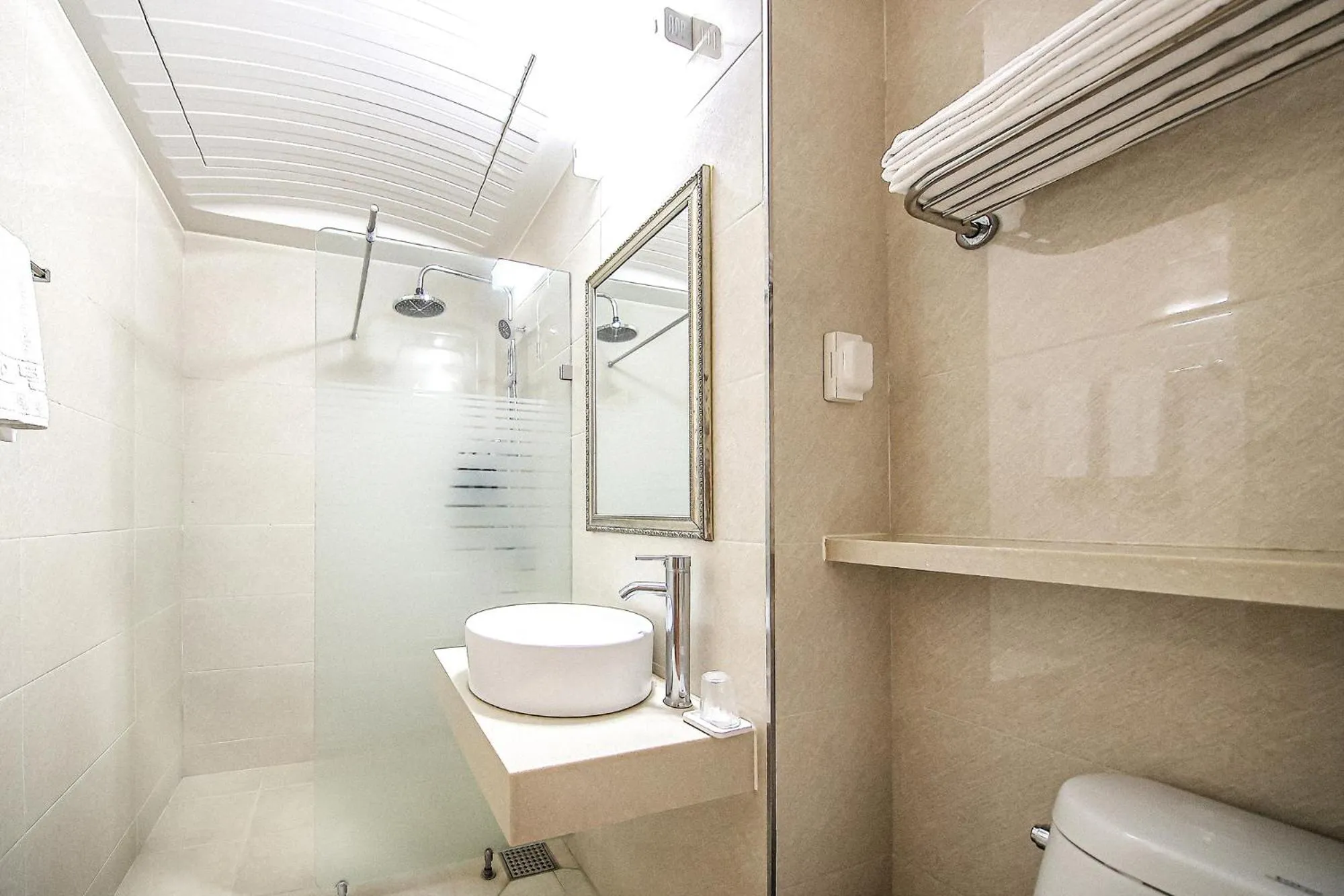 Shower in Shin Shin Hotel Jeju City