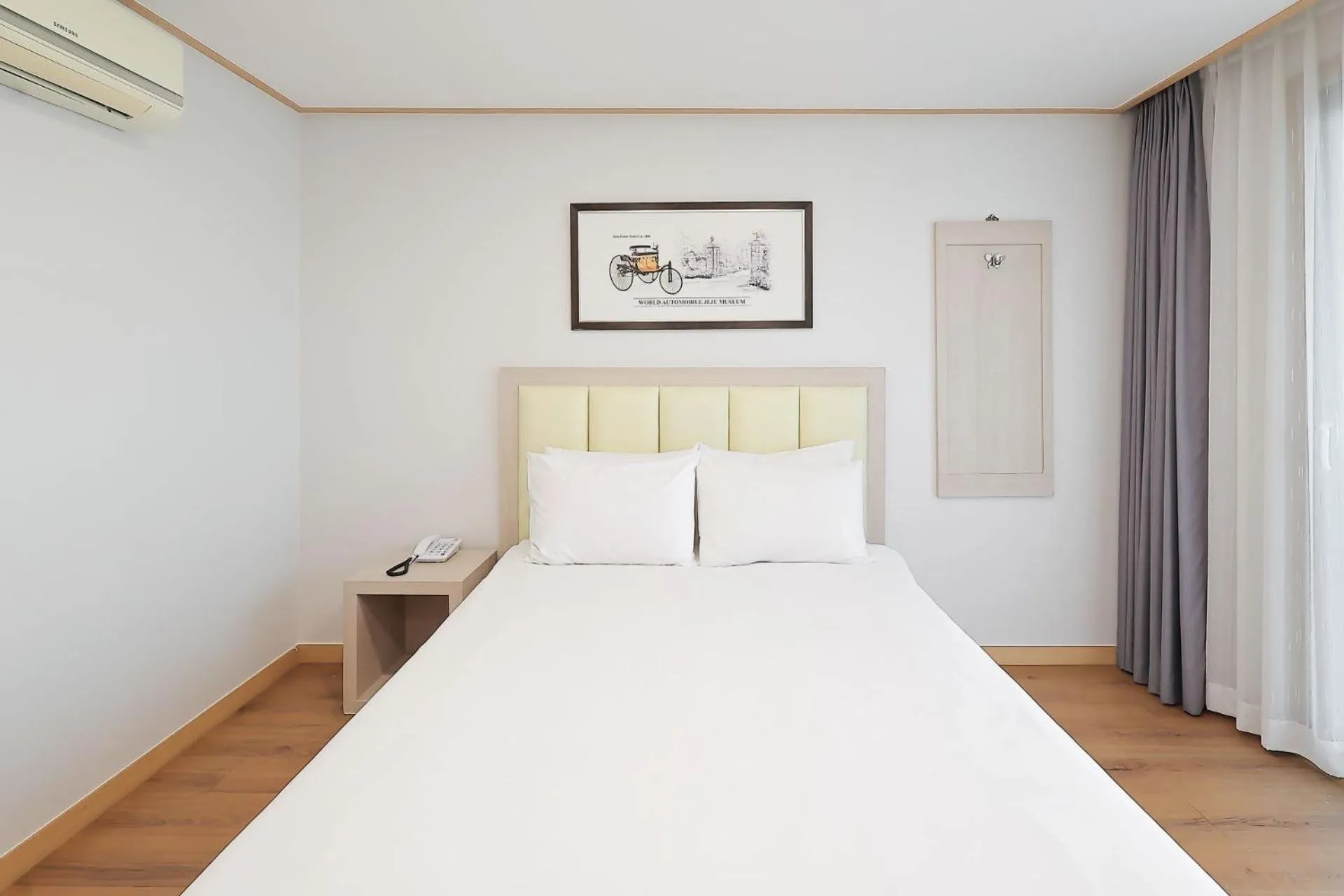 Bed in Shin Shin Hotel Jeju City