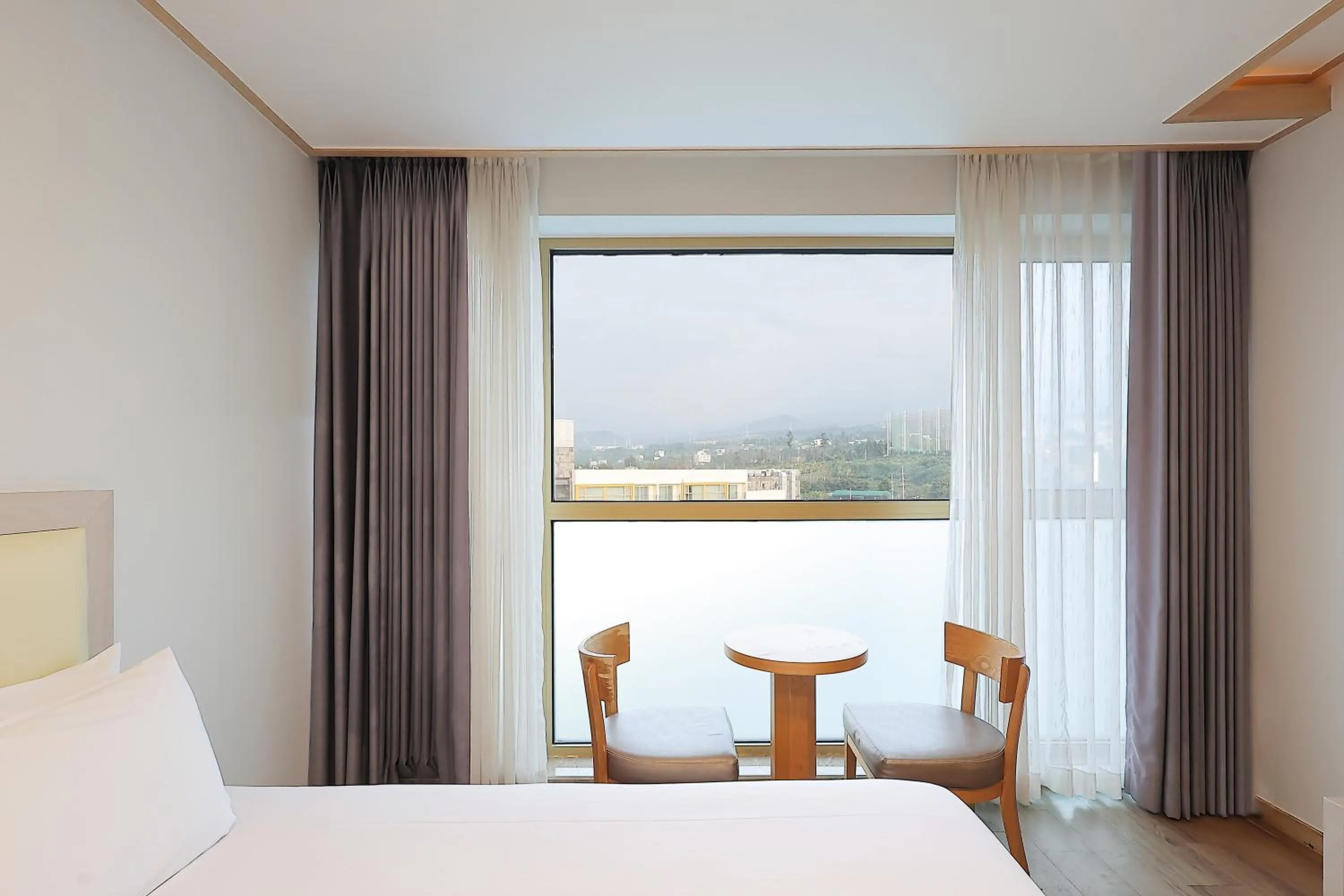 View (from property/room), Bed in Shin Shin Hotel Jeju City