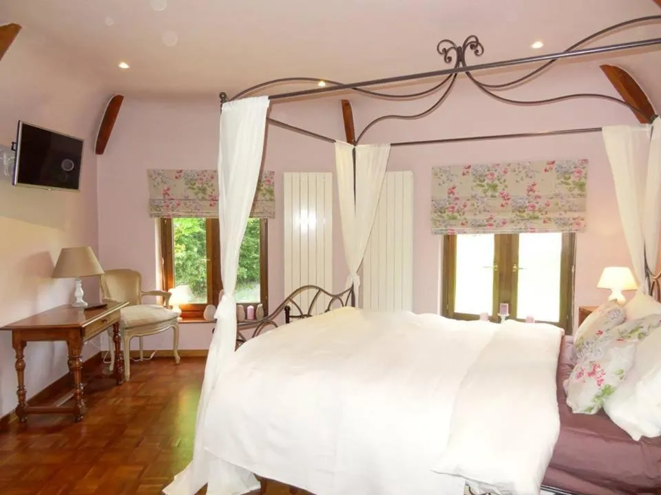 Bed in Le chateau des eglantines