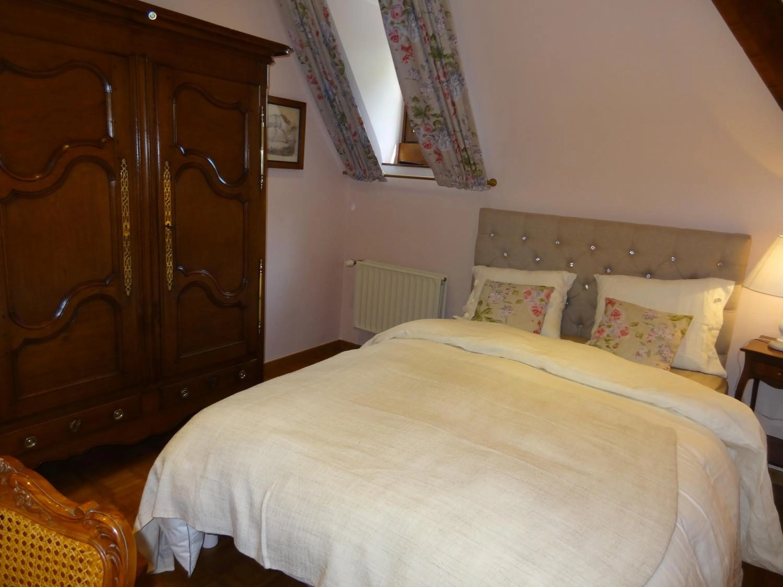 Bed in Le chateau des eglantines
