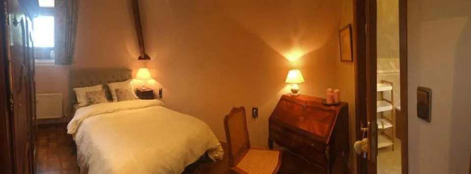 Bed in Le chateau des eglantines