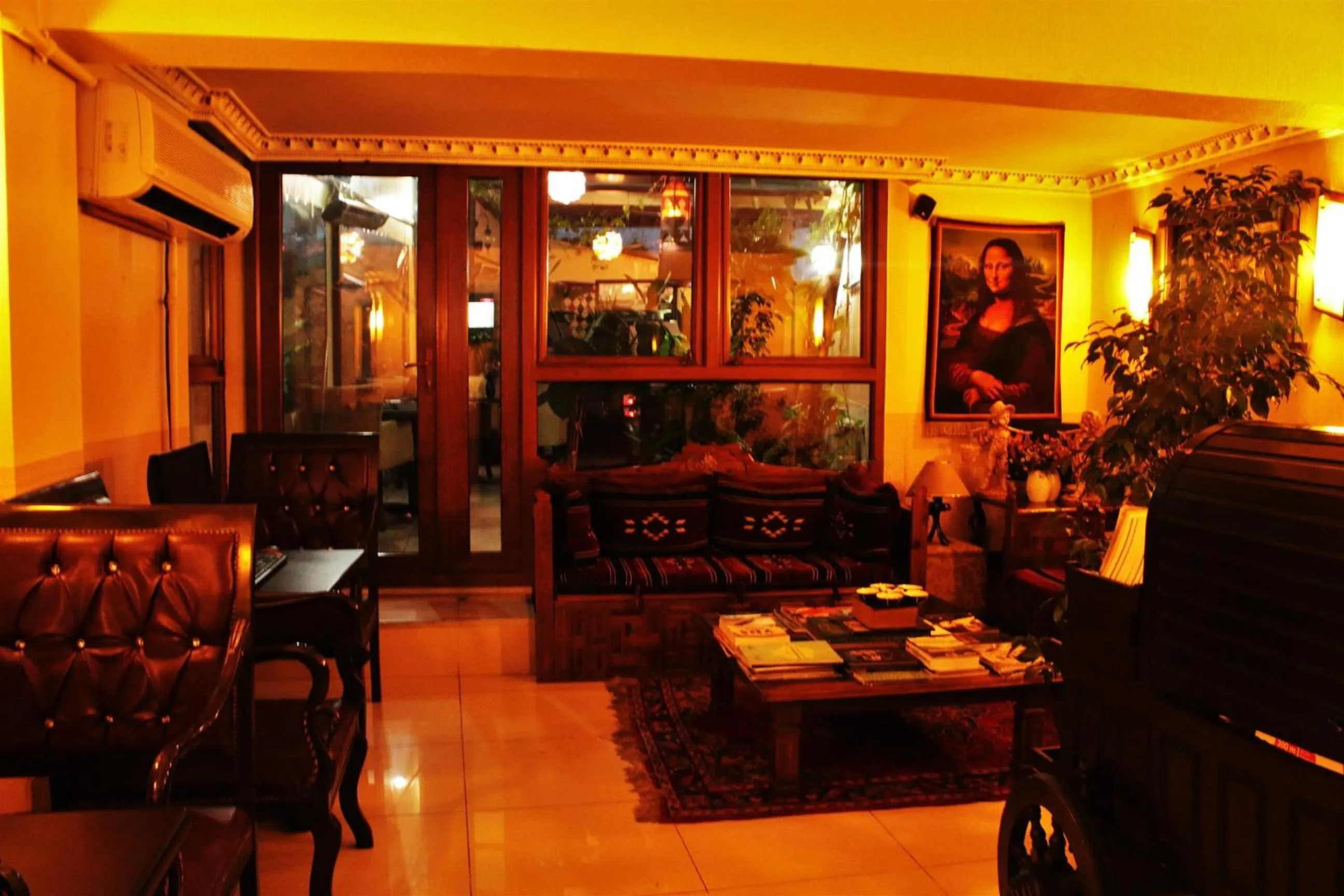 Communal lounge/ TV room in Sultanahmet Park Hotel