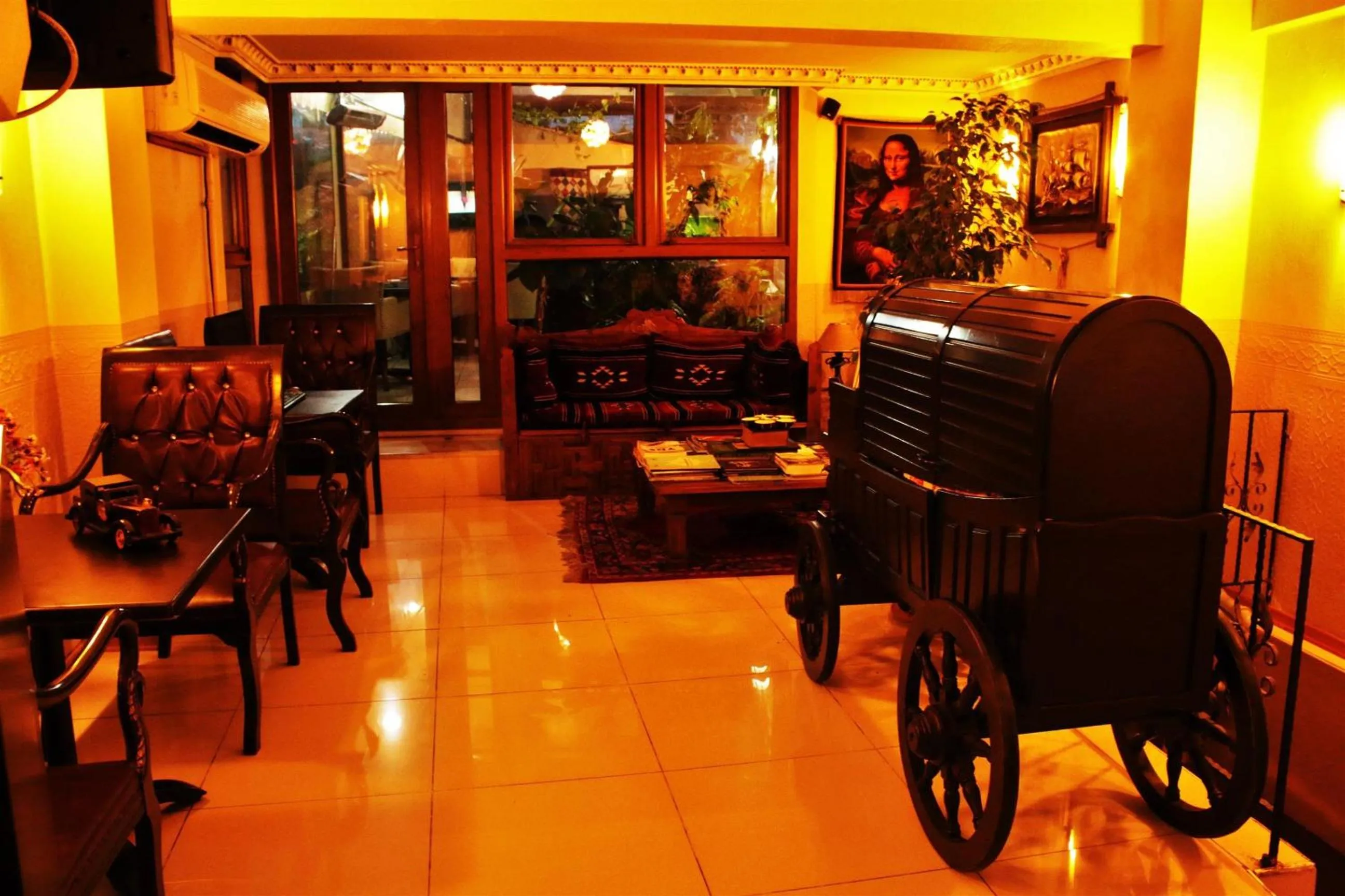 Communal lounge/ TV room in Sultanahmet Park Hotel