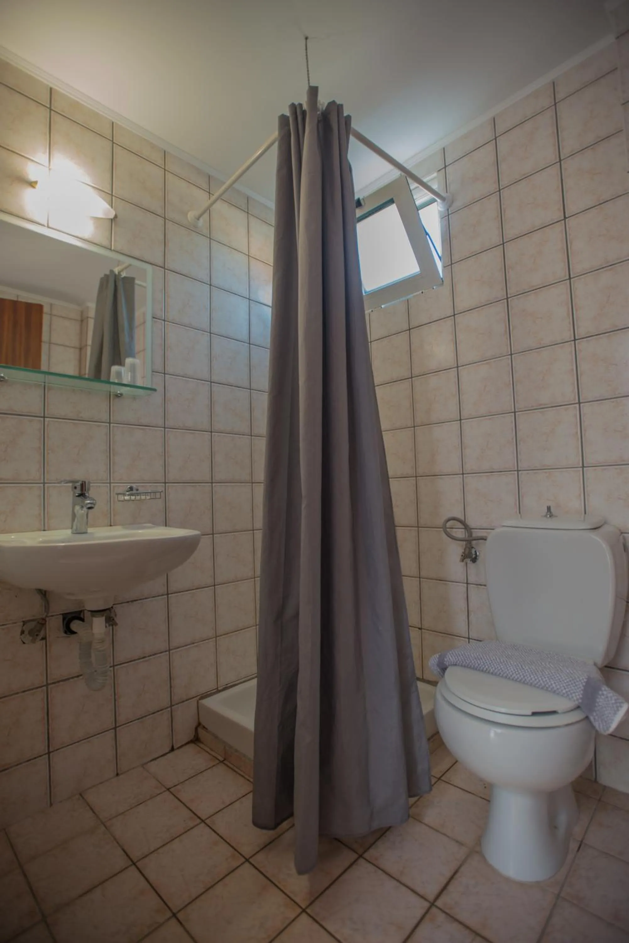 Bathroom in Fragiskos Hotel