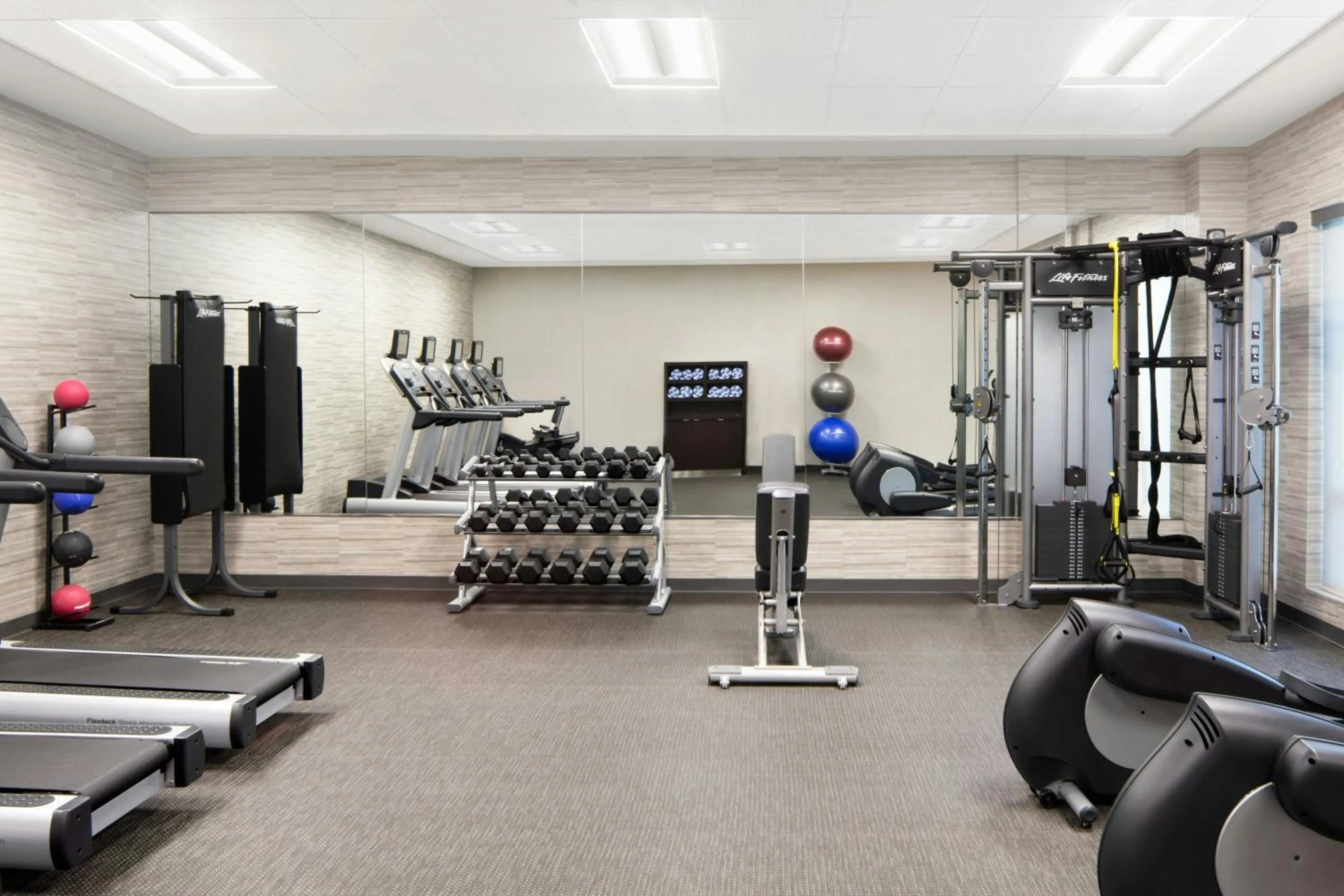 Fitness centre/facilities in Courtyard by Marriott Wayne Fairfield