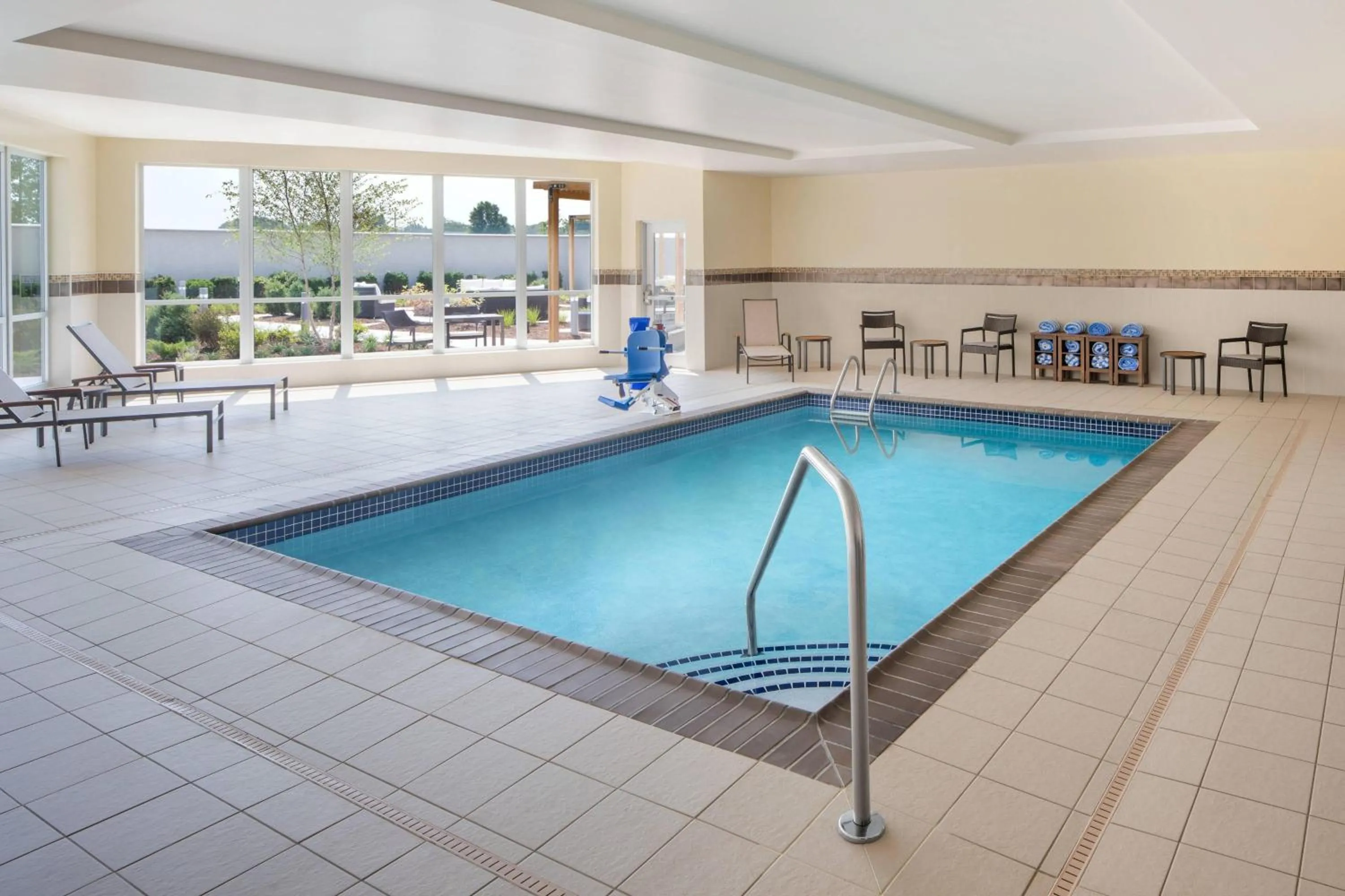 Swimming pool in Courtyard by Marriott Wayne Fairfield