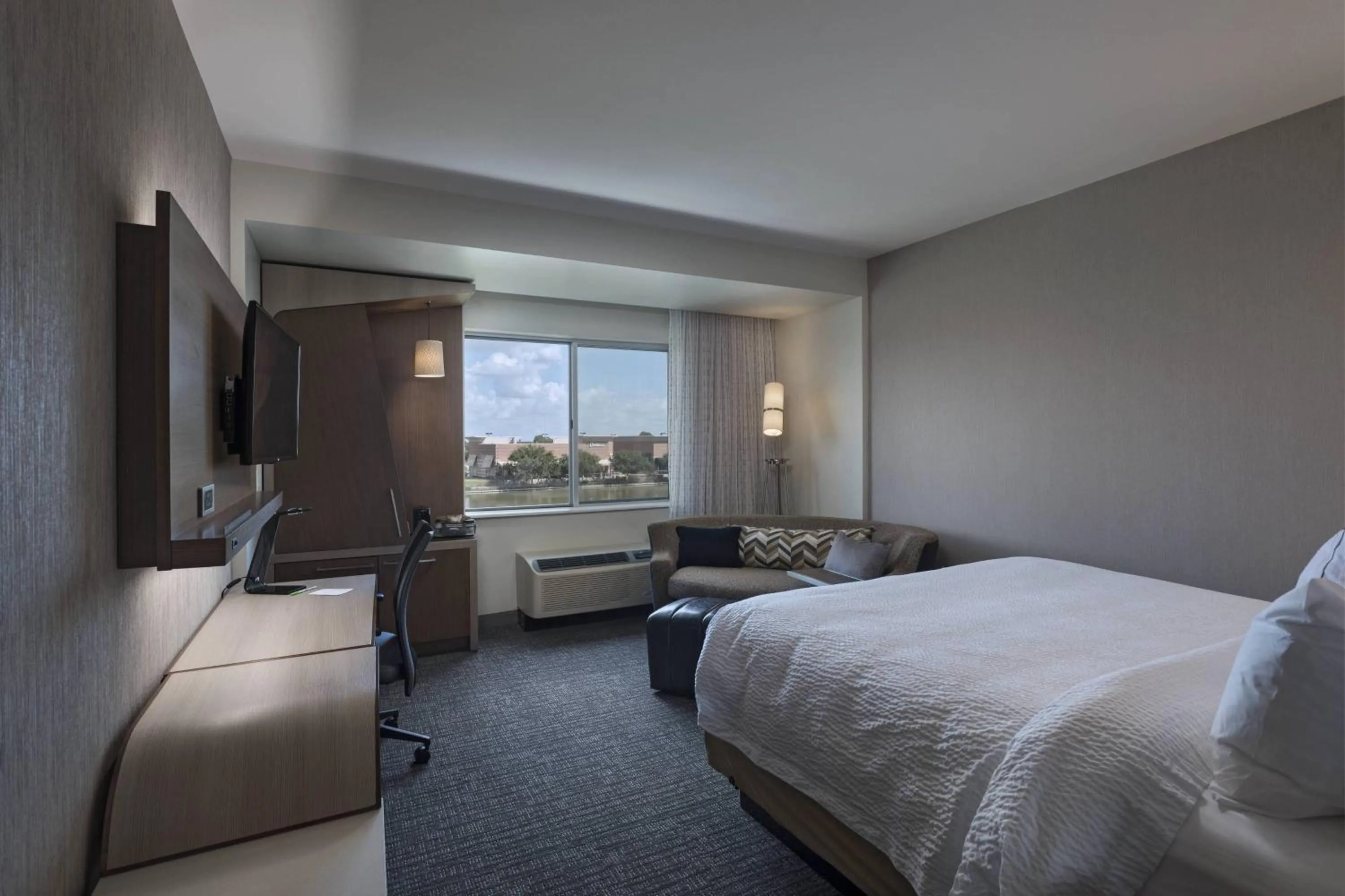 Photo of the whole room, Bed in Courtyard by Marriott Houston Sugar Land/Lake Pointe