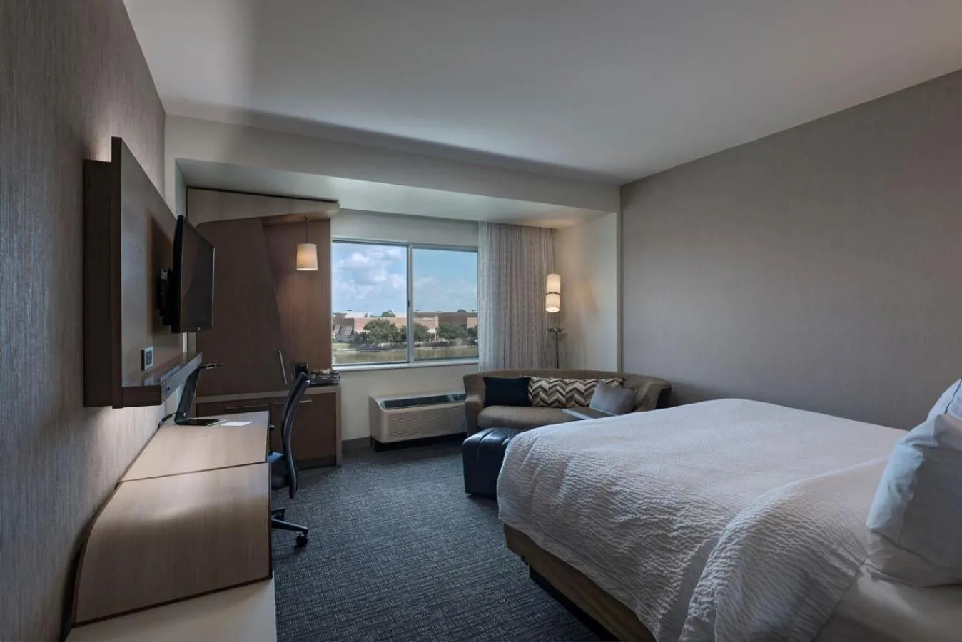 Bedroom, Bed in Courtyard by Marriott Houston Sugar Land/Lake Pointe