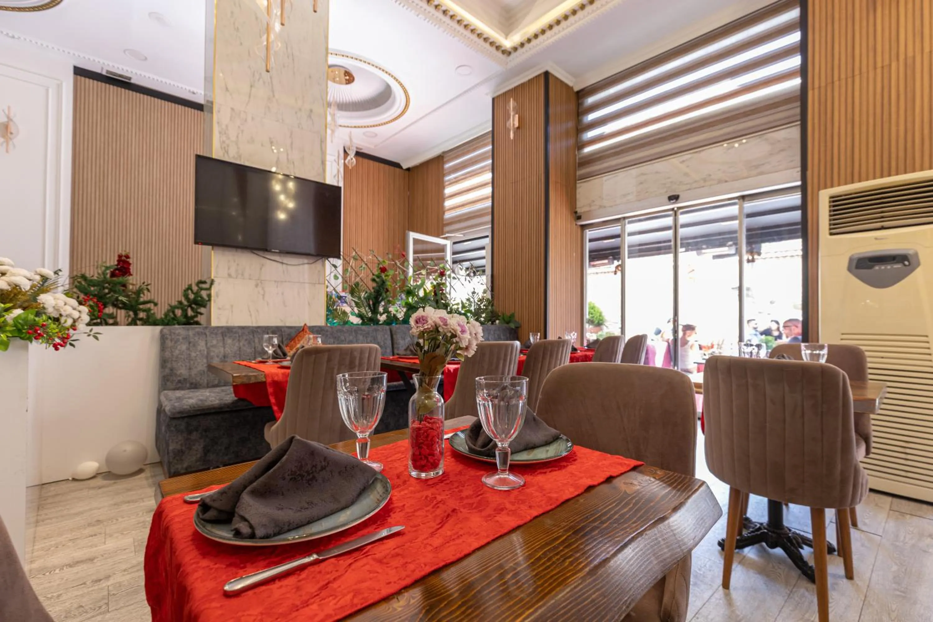 Communal lounge/ TV room in Seher HOTEL