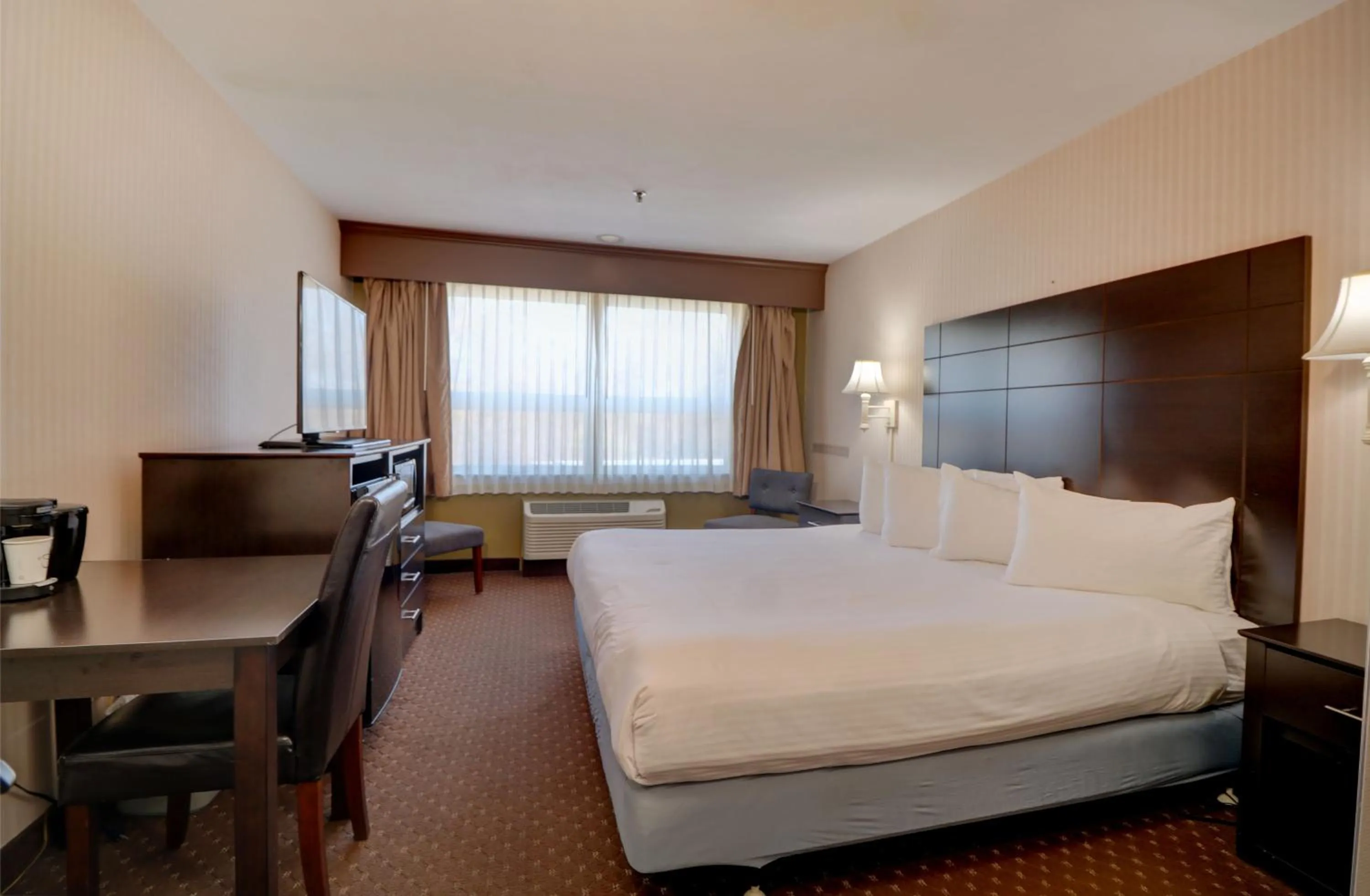 Bed in Anchorage Inn and Suites