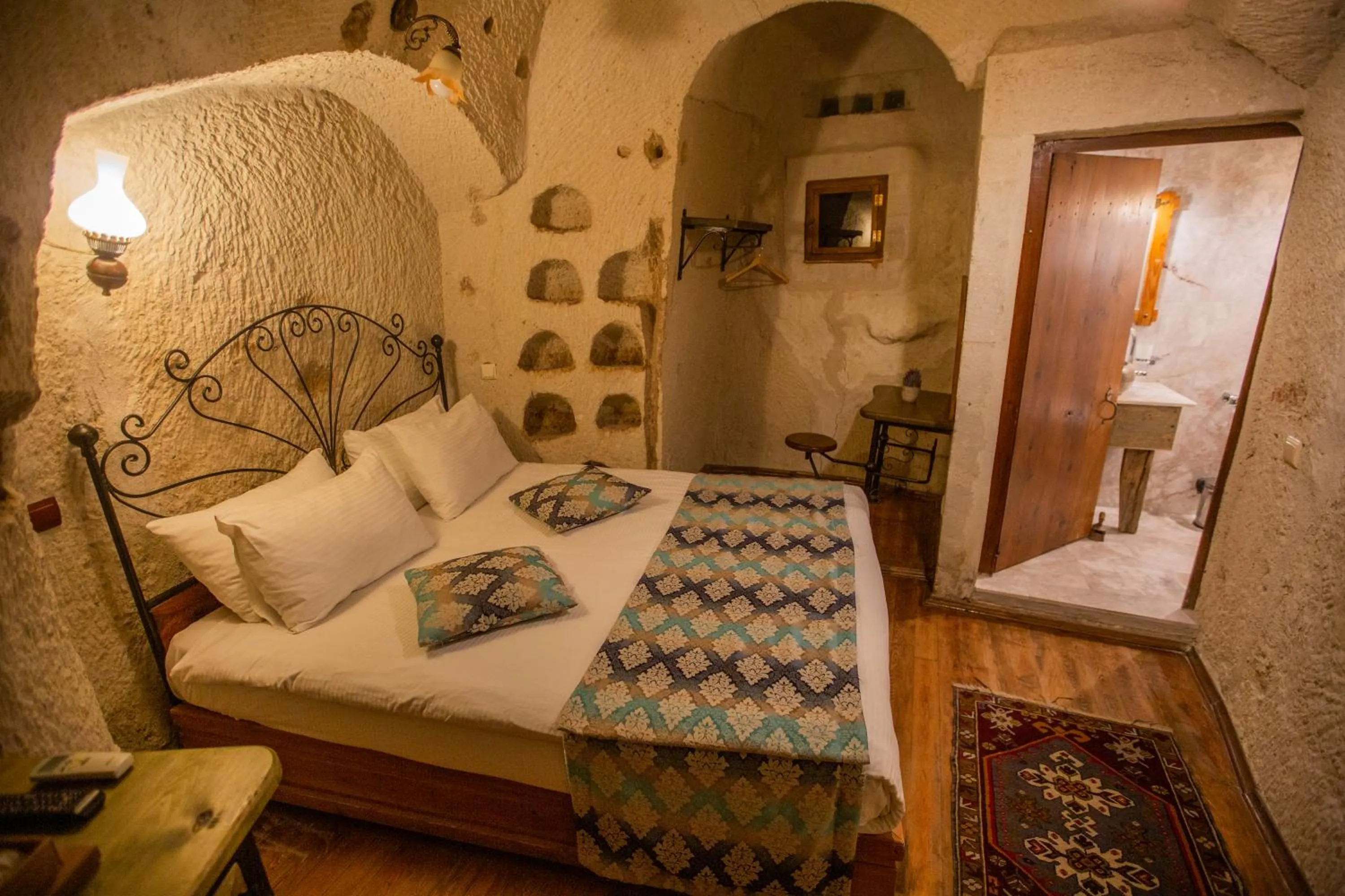 Bedroom, Bed in Divan Cave House