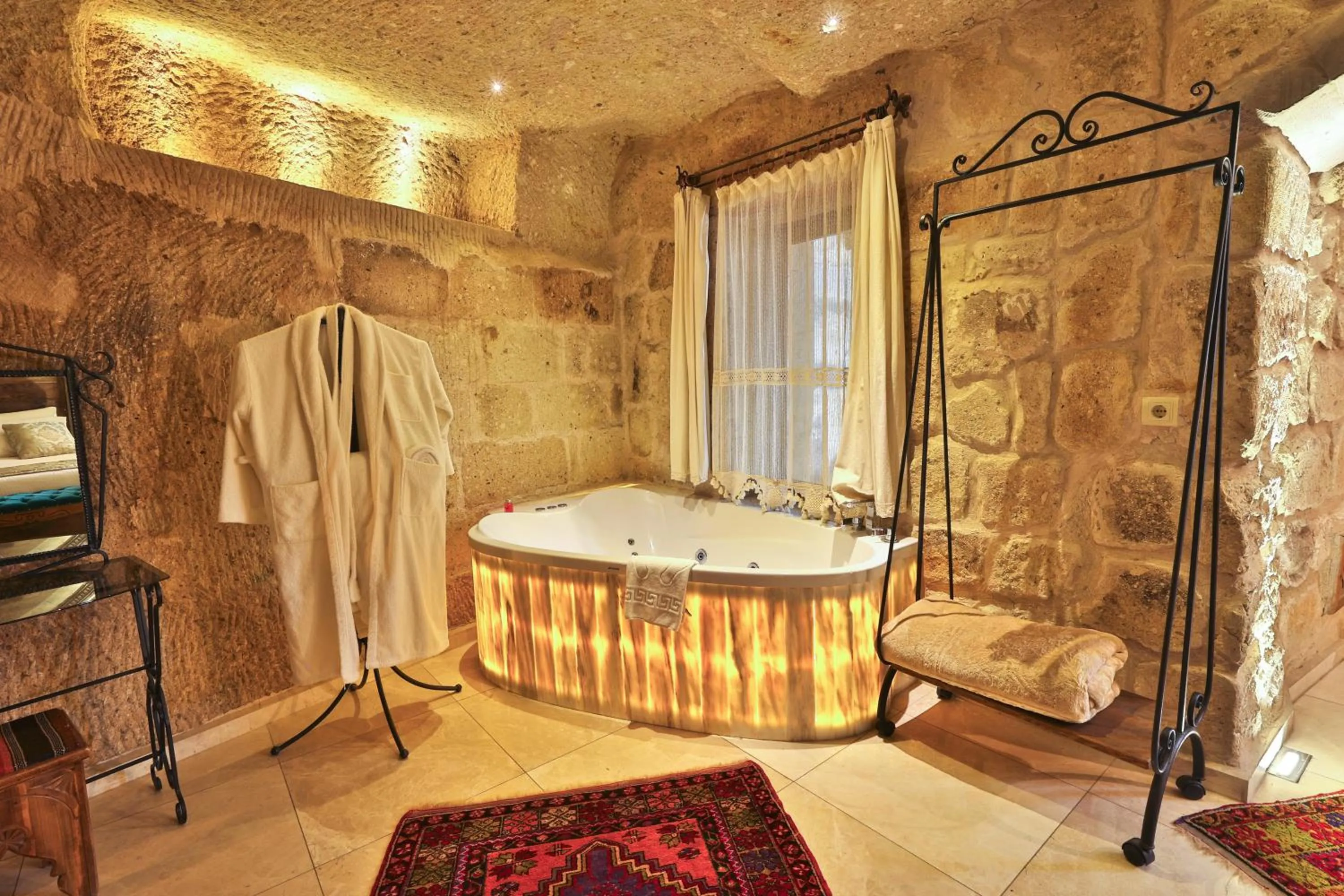 Bed in Divan Cave House