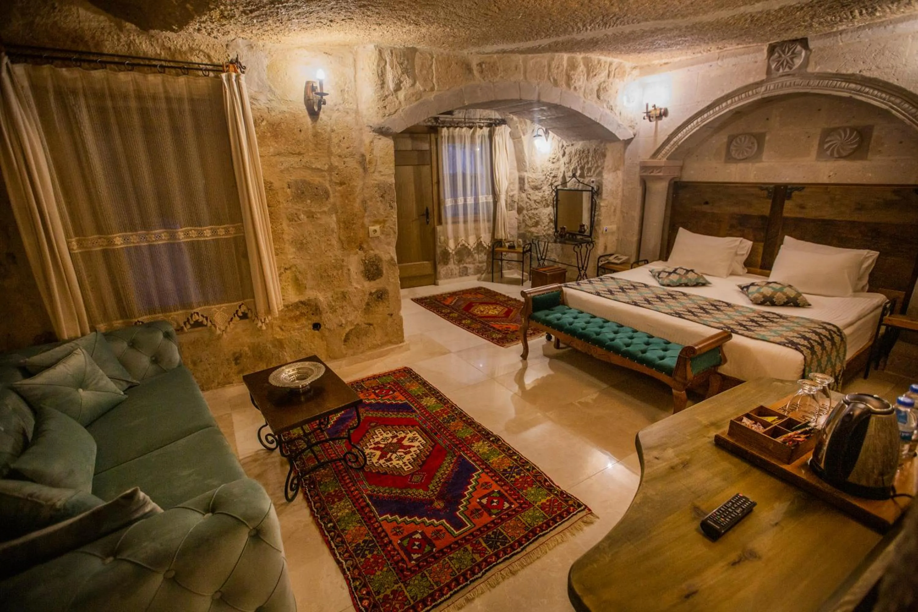 Bed in Divan Cave House