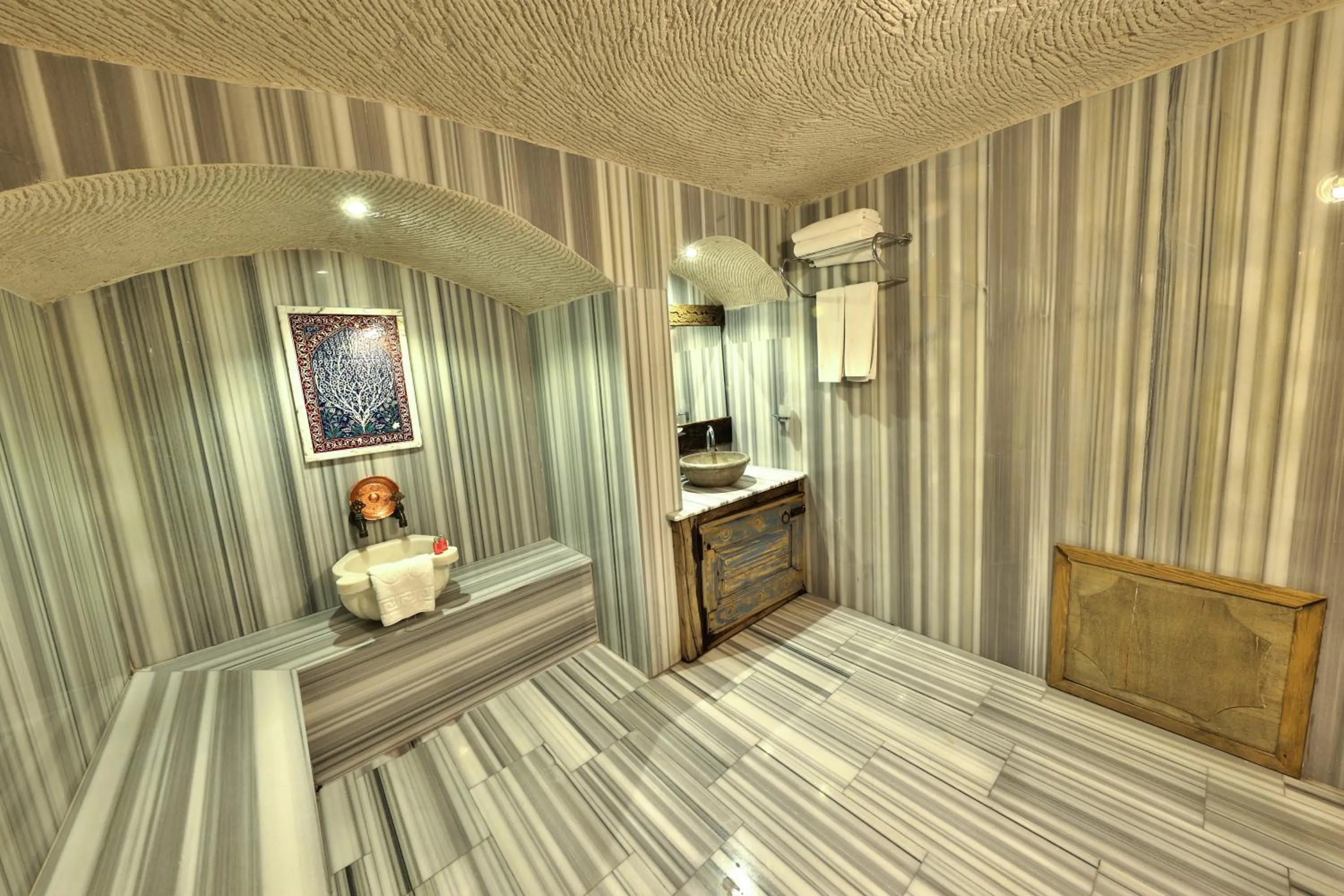 Bed in Divan Cave House