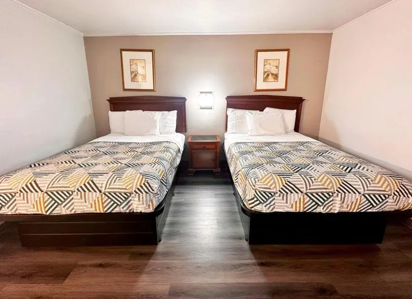 Bed in Red Carpet Inn - Stamford