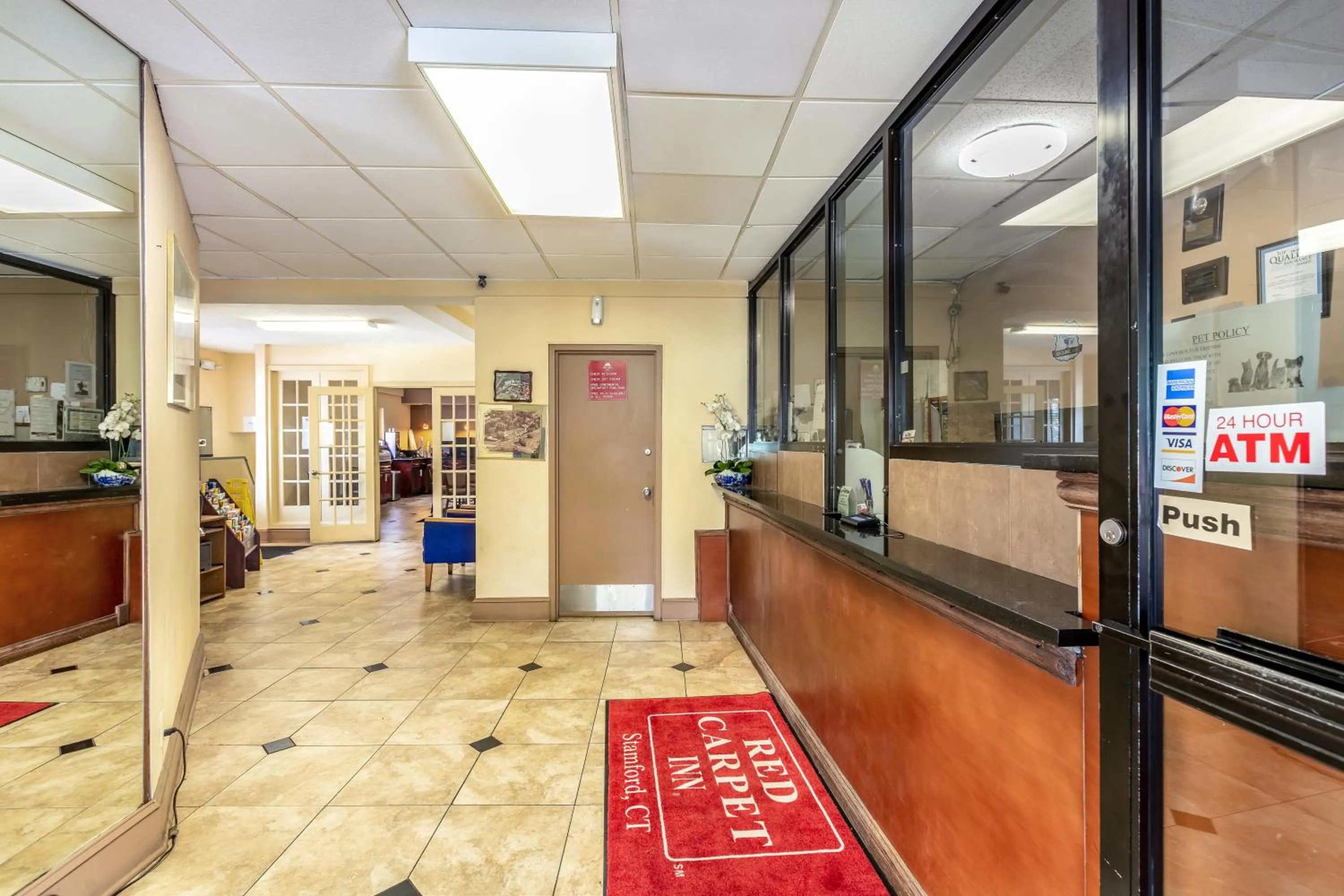 Lobby or reception in Red Carpet Inn - Stamford