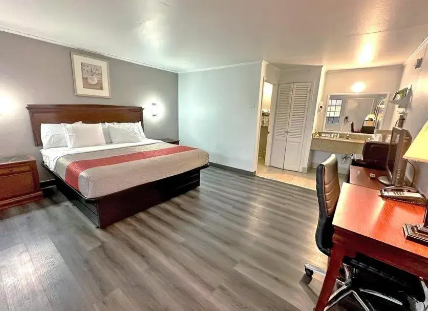 King Room - Non-Smoking in Red Carpet Inn - Stamford King Room - Non-Smoking in Red Carpet Inn - Stamford