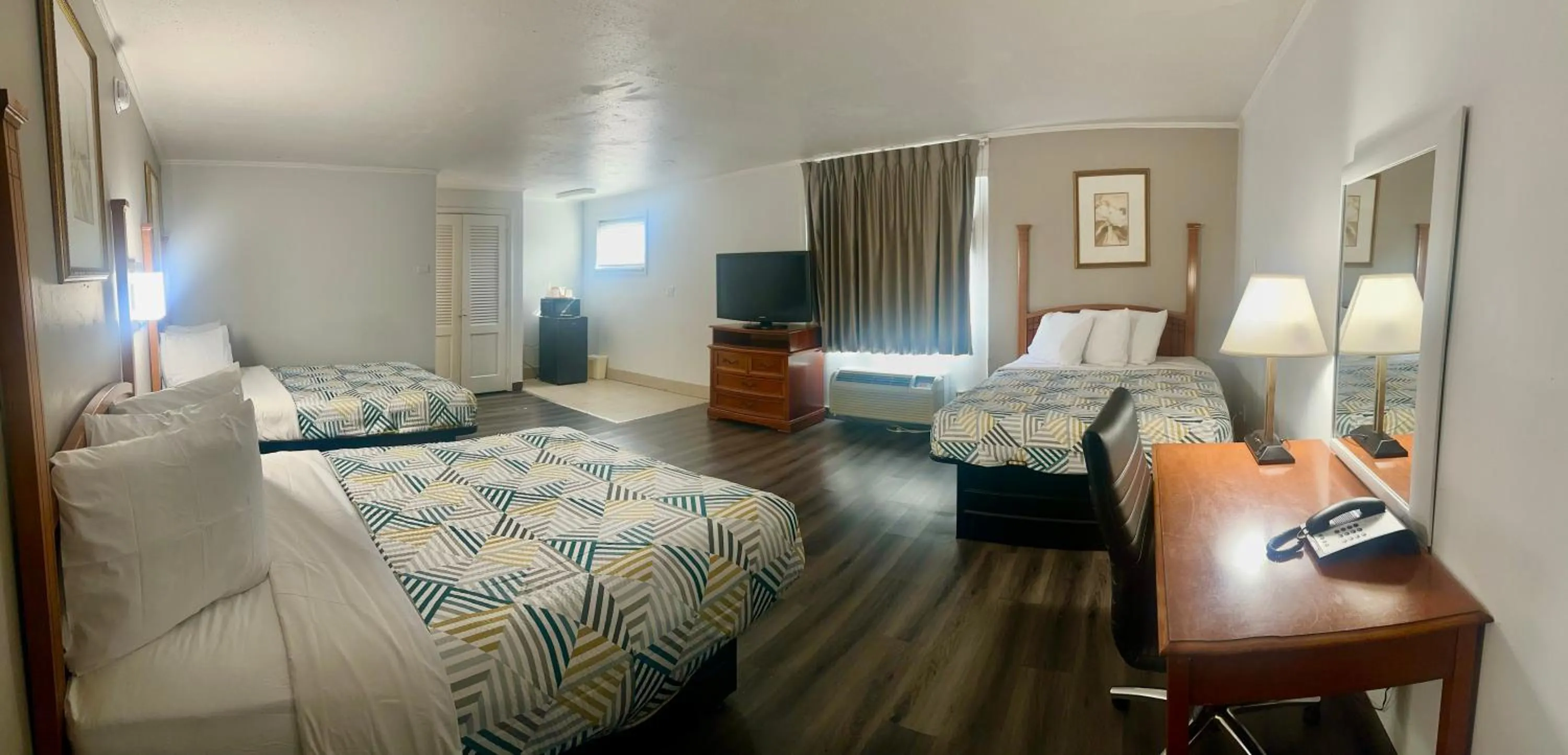 Photo of the whole room, Bed in Red Carpet Inn - Stamford