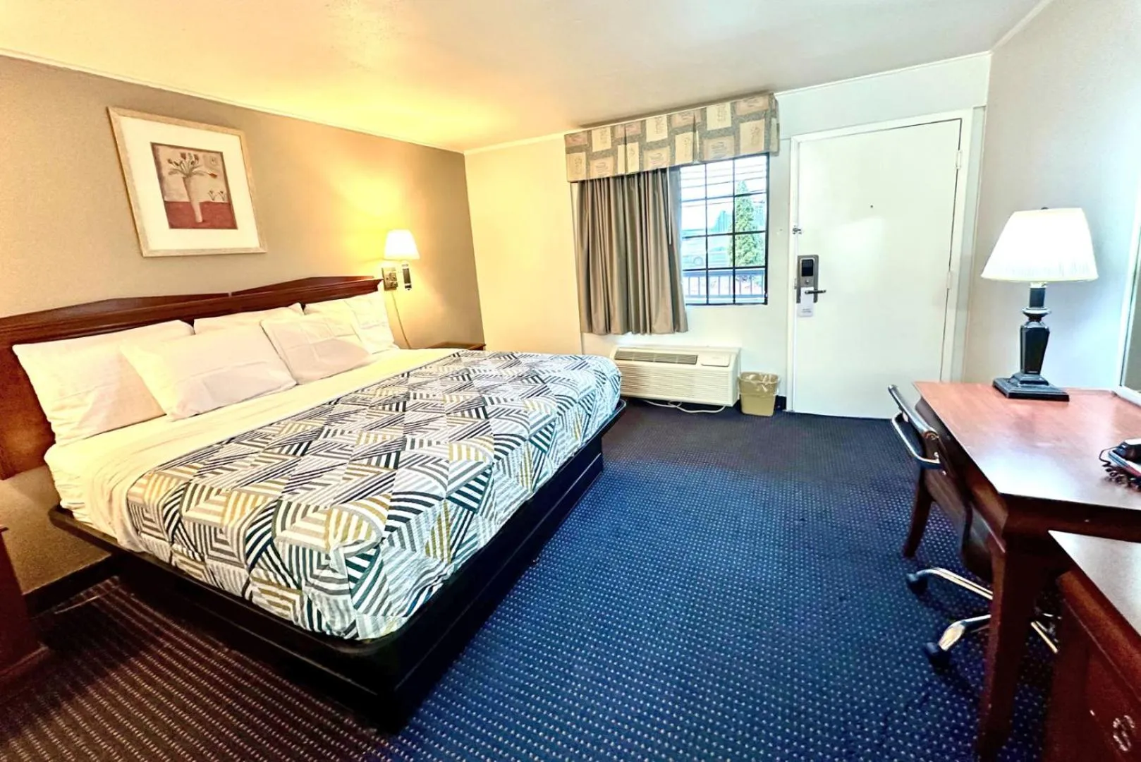 Bedroom, Bed in Red Carpet Inn - Stamford