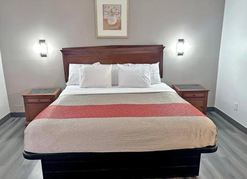 Bedroom, Bed in Red Carpet Inn - Stamford