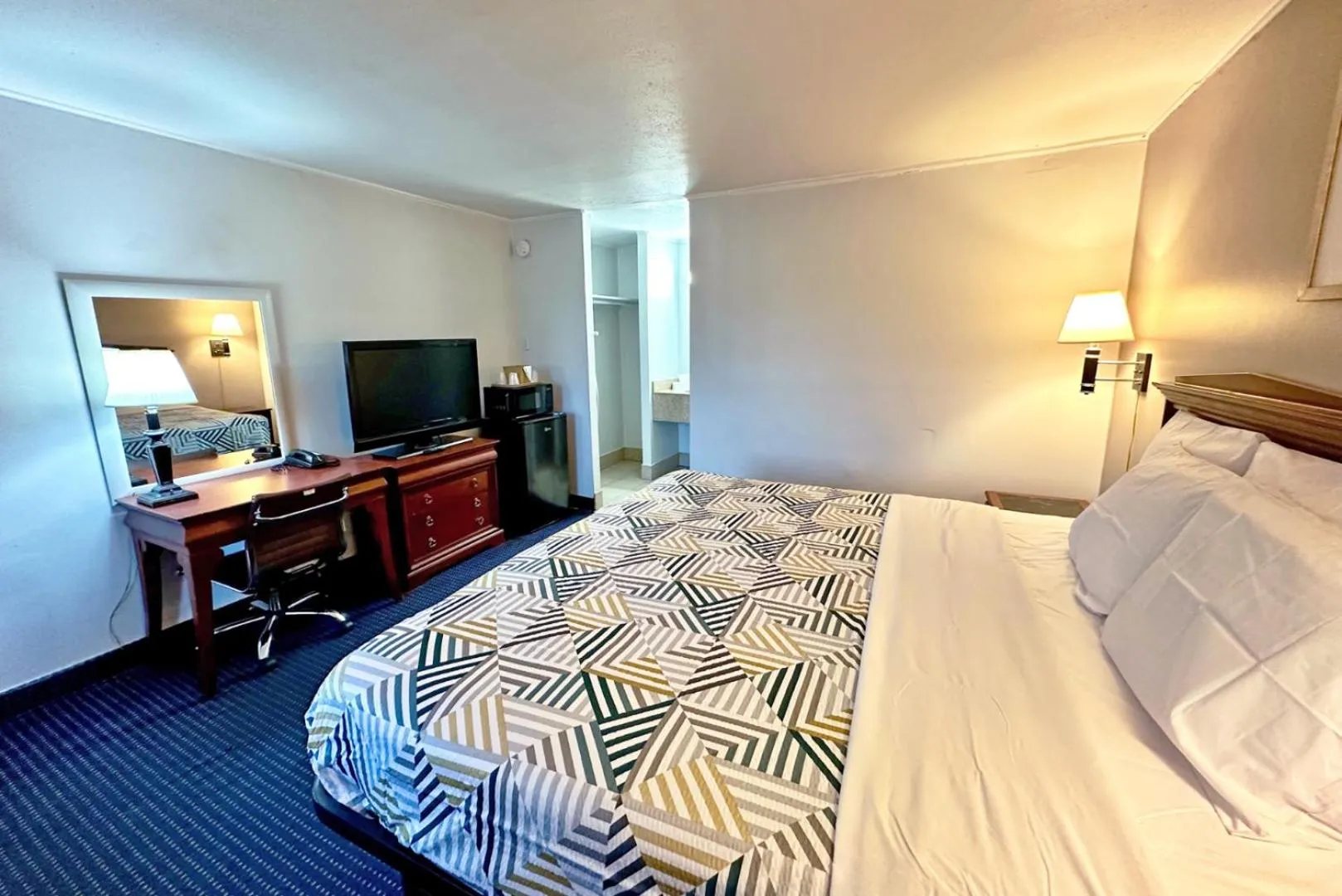 Bedroom, Bed in Red Carpet Inn - Stamford