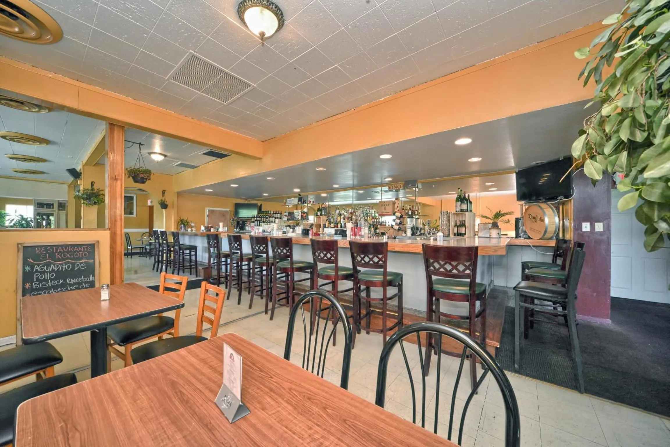 Restaurant/places to eat in Red Carpet Inn - Stamford