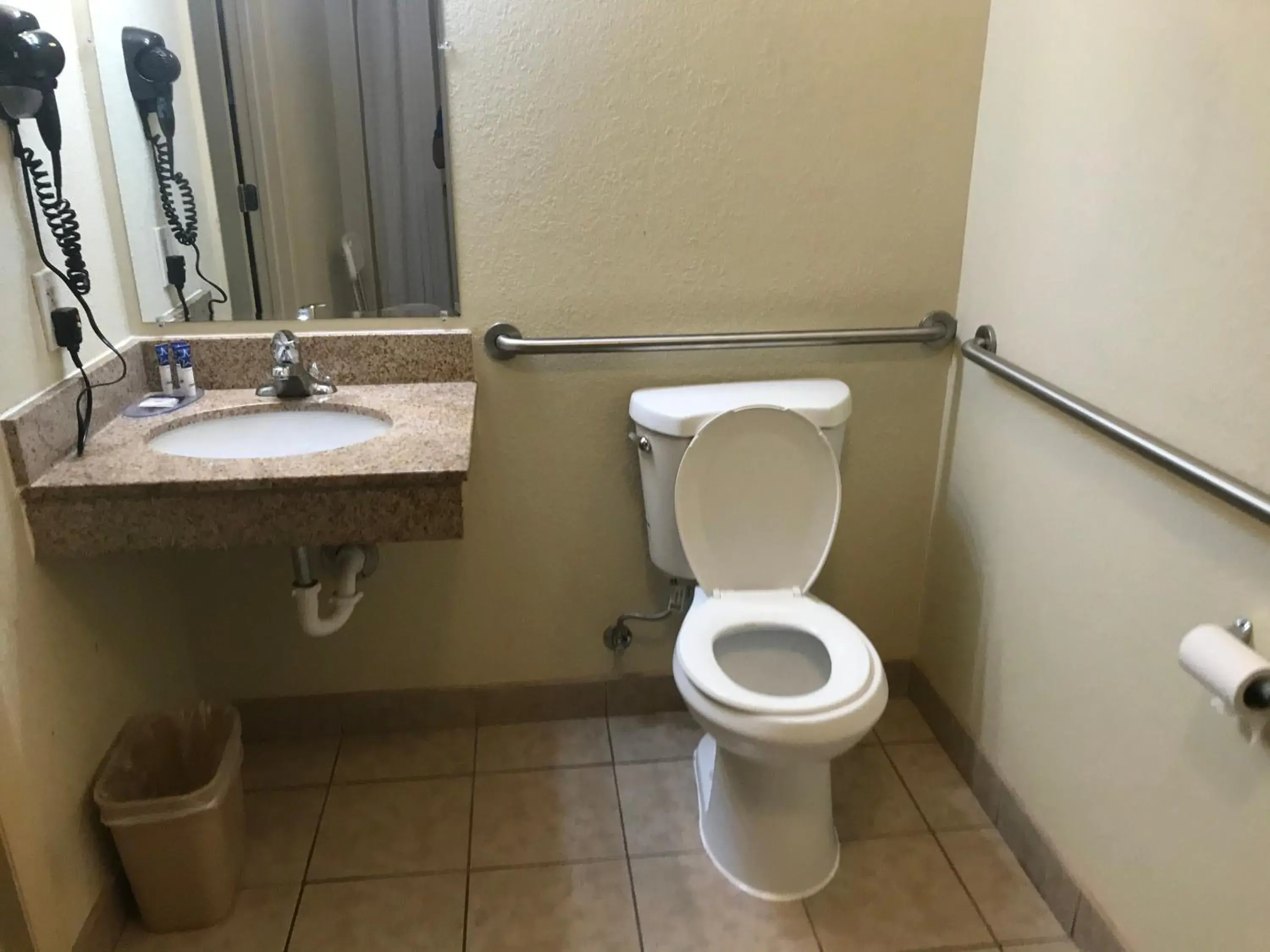 Standard Room with Two Double Beds - Disability Access-Non-Smoking in Red Carpet Inn - Stamford Standard Room with Two Double Beds - Disability Access-Non-Smoking in Red Carpet Inn - Stamford