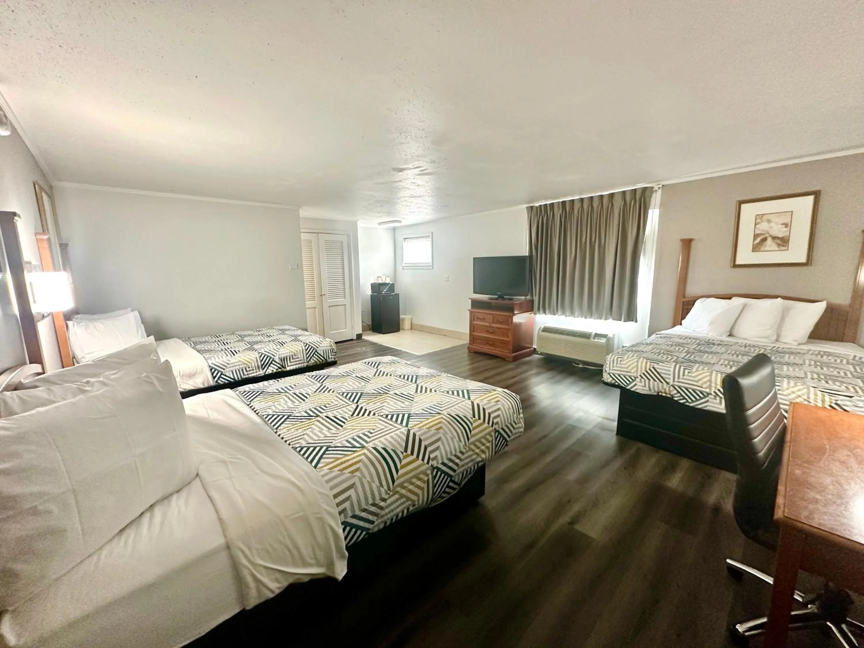 Bedroom, Bed in Red Carpet Inn - Stamford