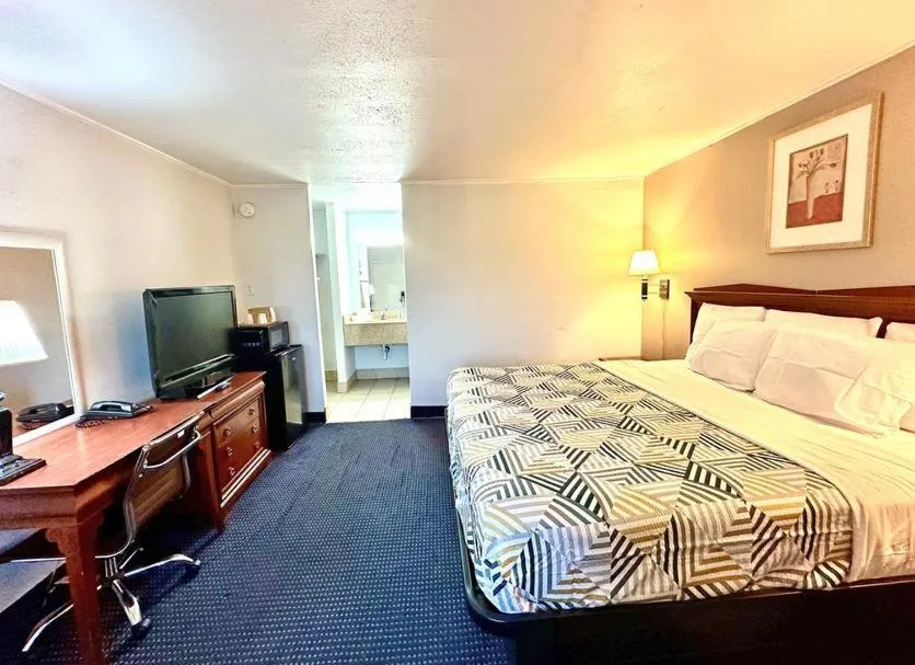 Bedroom, Bed in Red Carpet Inn - Stamford