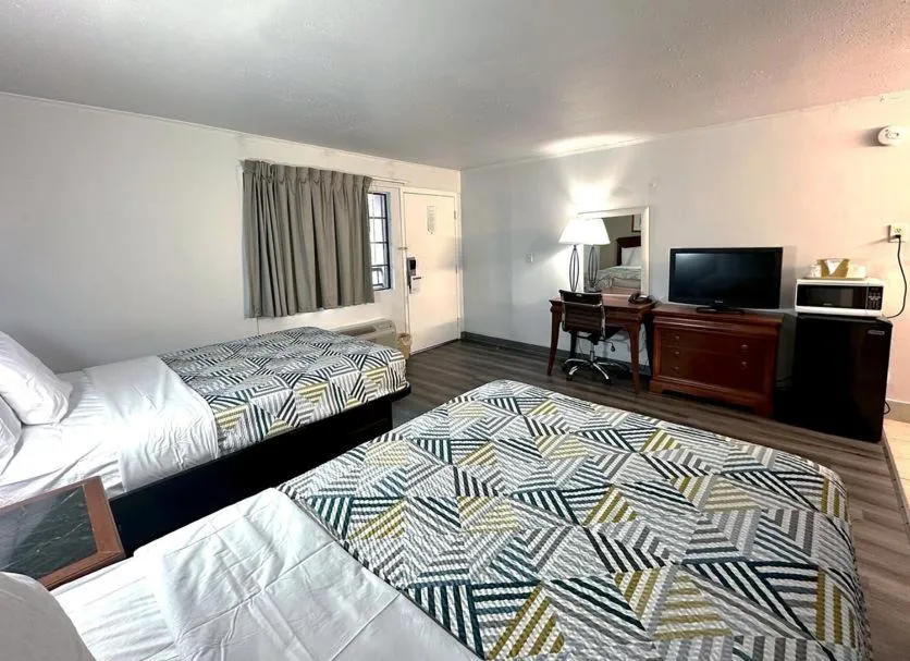 Bed in Red Carpet Inn - Stamford