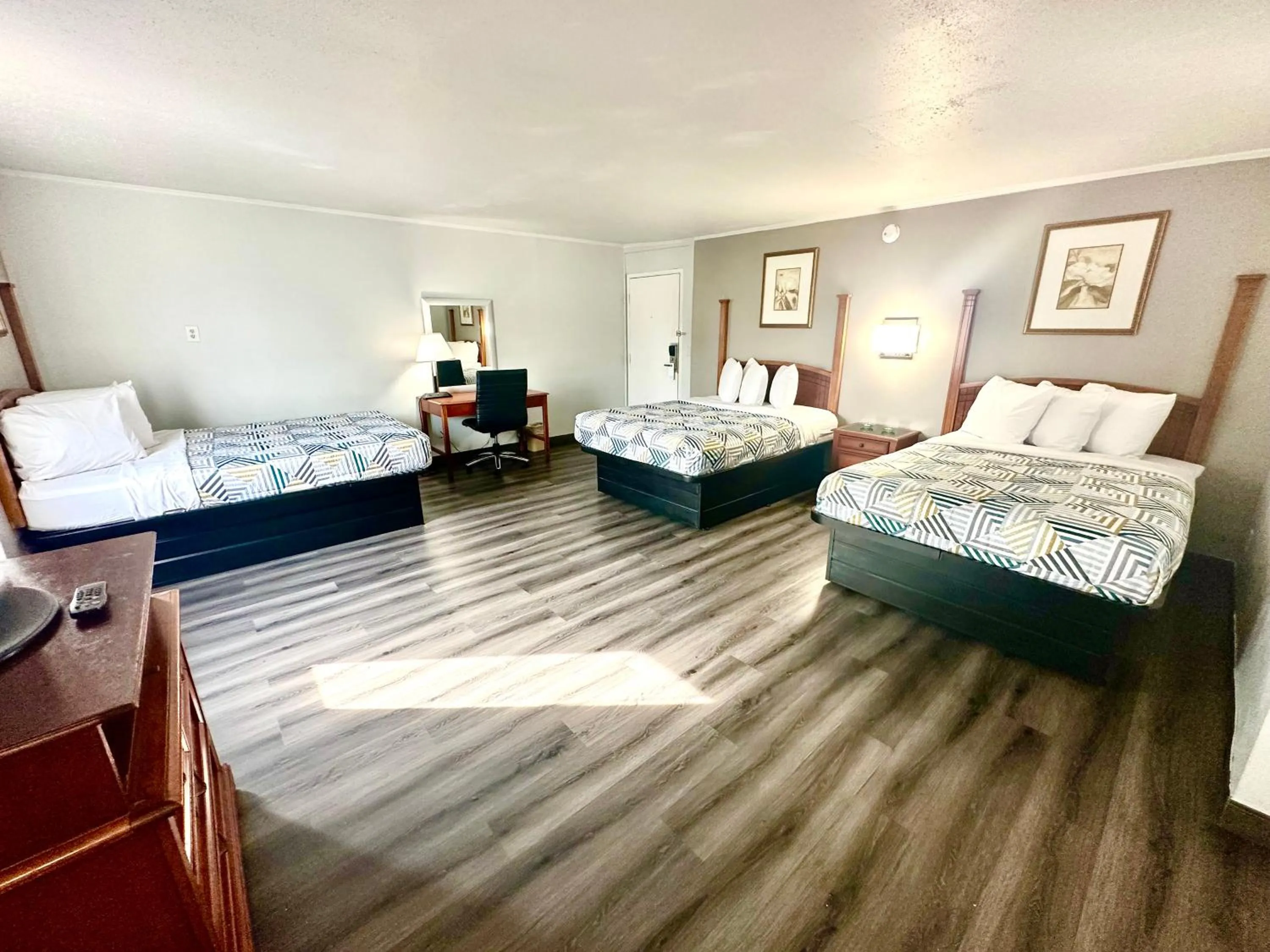 Photo of the whole room, Bed in Red Carpet Inn - Stamford