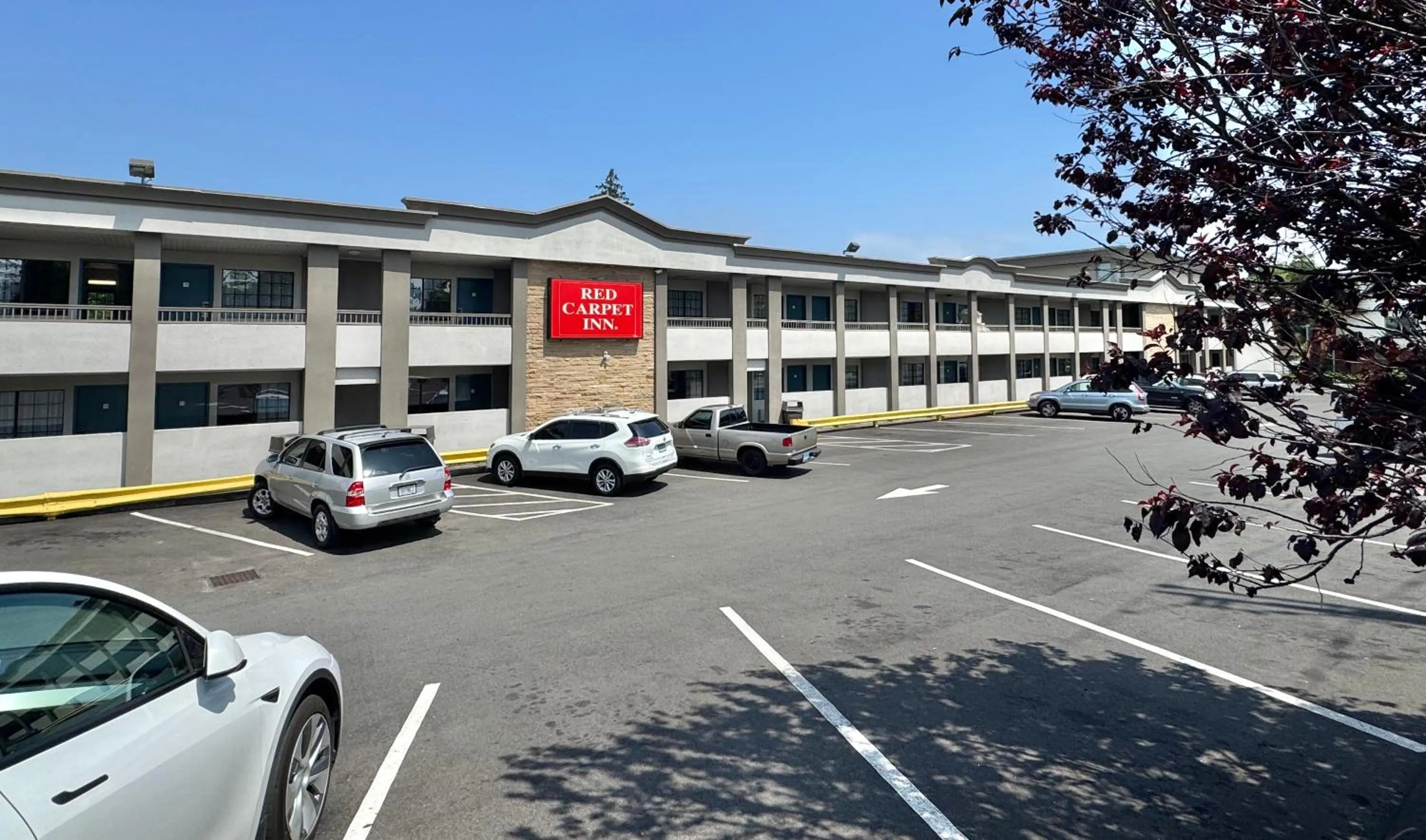 Parking in Red Carpet Inn - Stamford