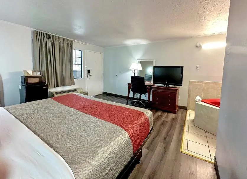 Photo of the whole room, Bed in Red Carpet Inn - Stamford
