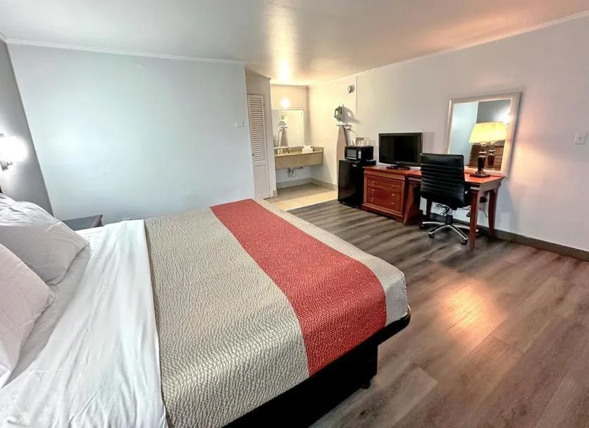 Photo of the whole room, Bed in Red Carpet Inn - Stamford