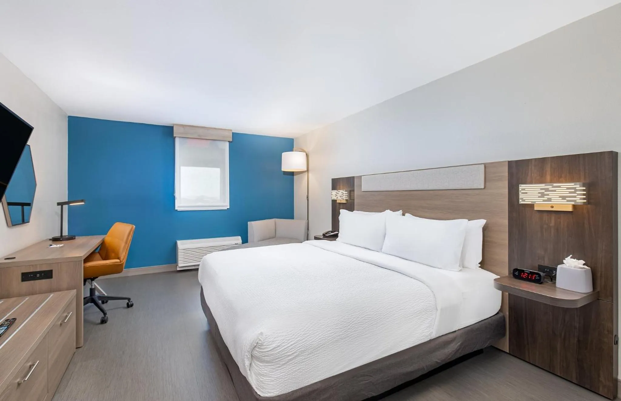 Photo of the whole room, Bed in Holiday Inn Express Atlanta Airport - North by IHG