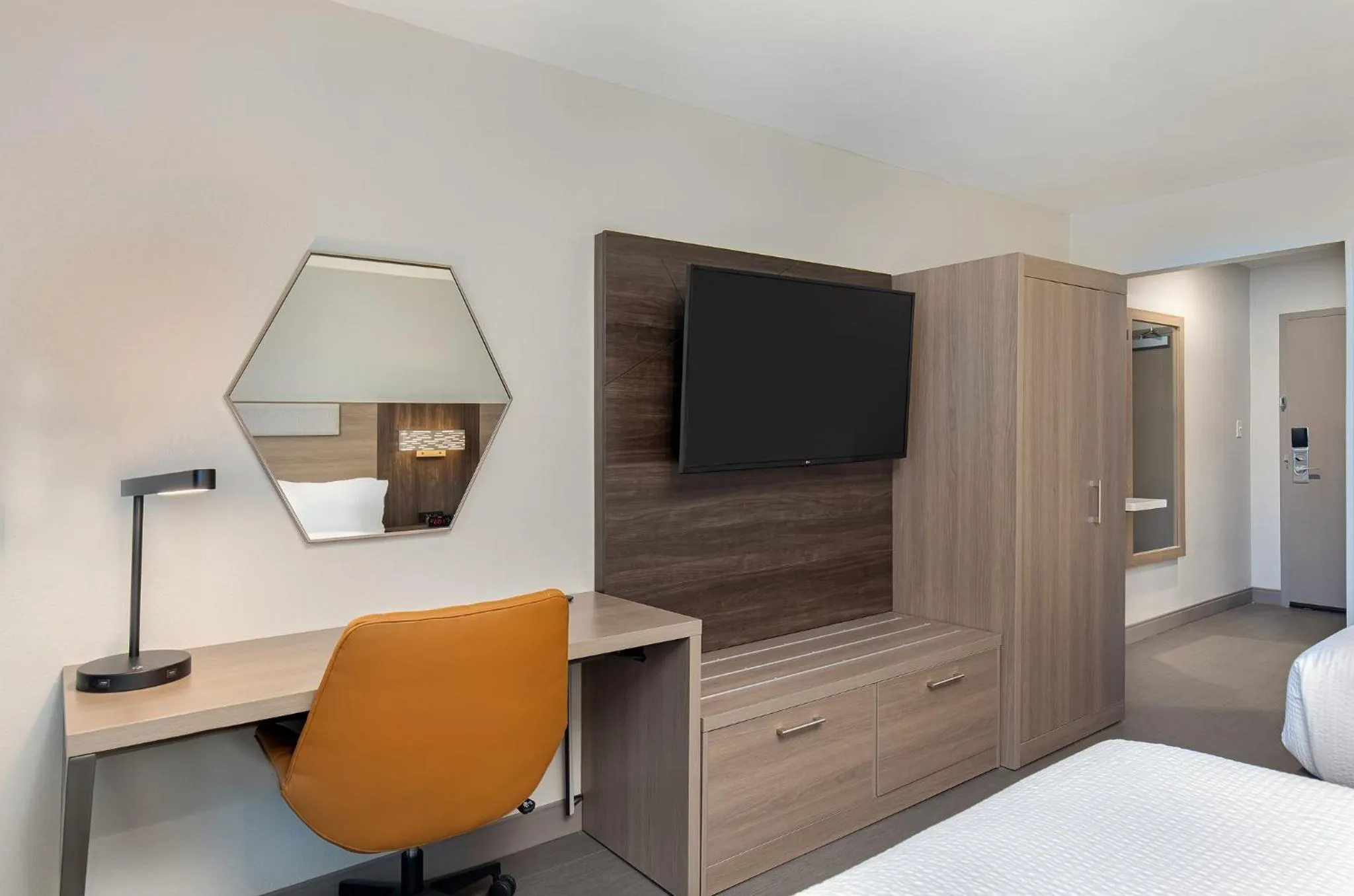 Photo of the whole room, Bed in Holiday Inn Express Atlanta Airport - North by IHG