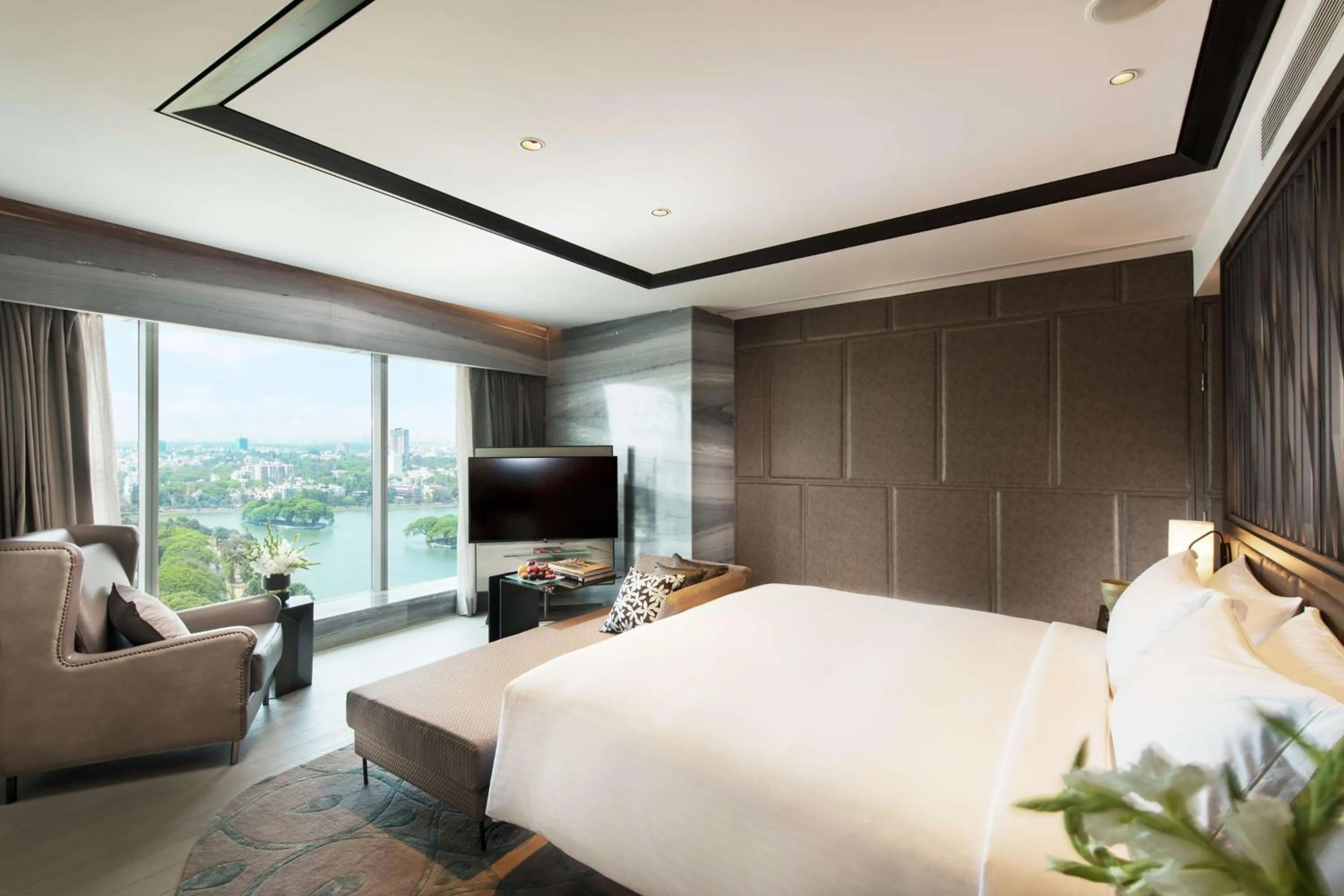 Living room, Bed in Conrad Bengaluru
