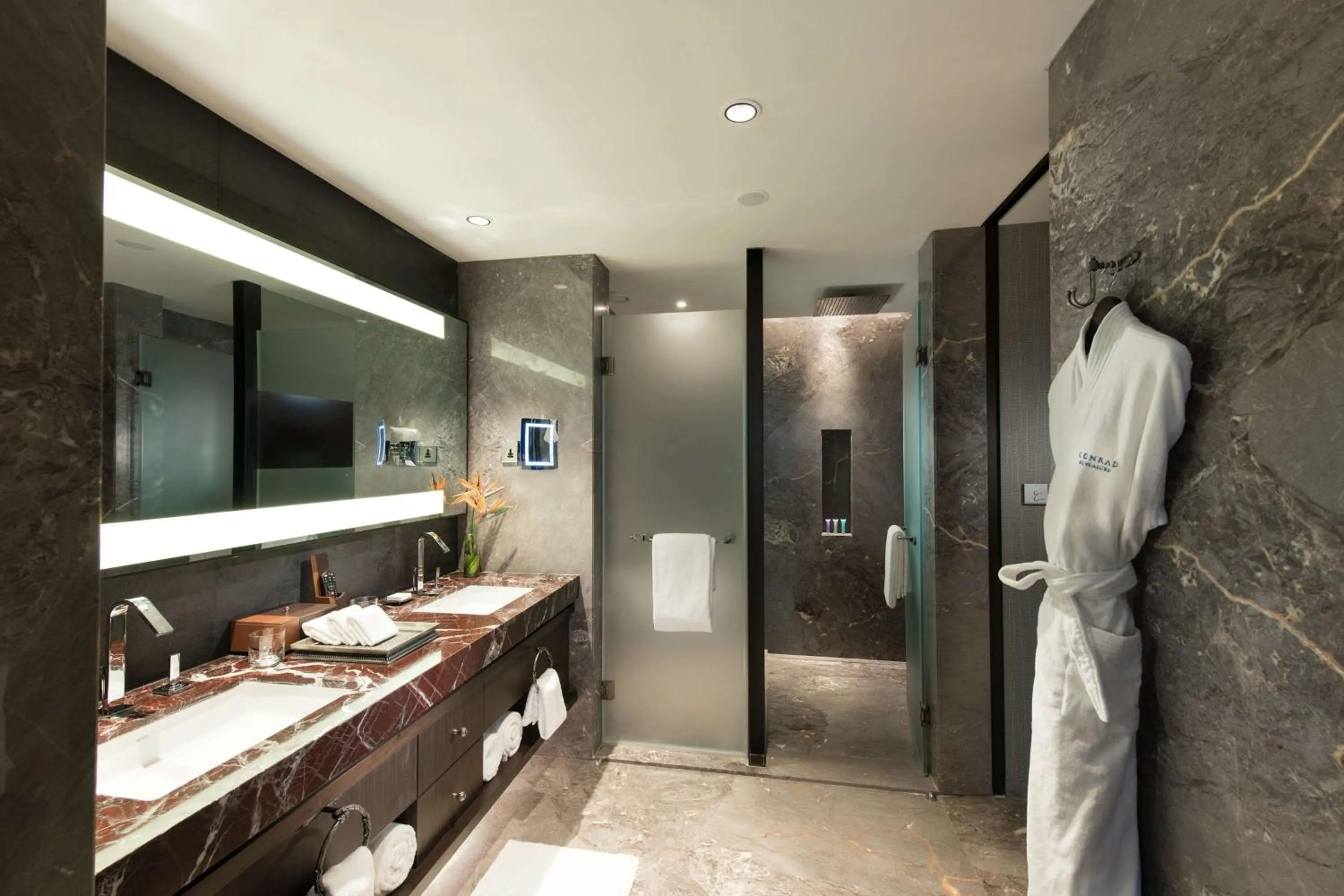 Toilet in Conrad Bengaluru