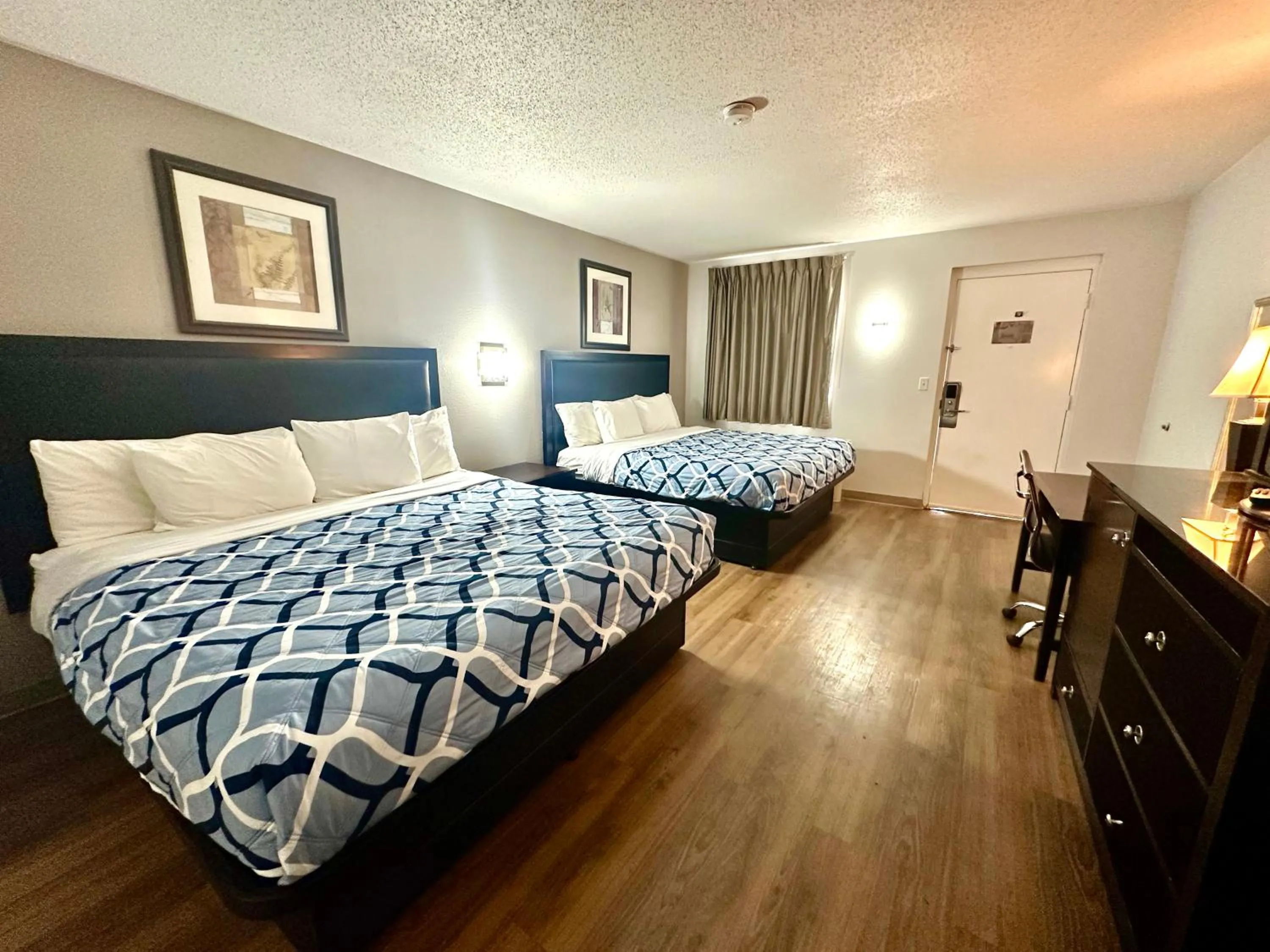 Photo of the whole room, Bed in Red Carpet Inn Norwalk